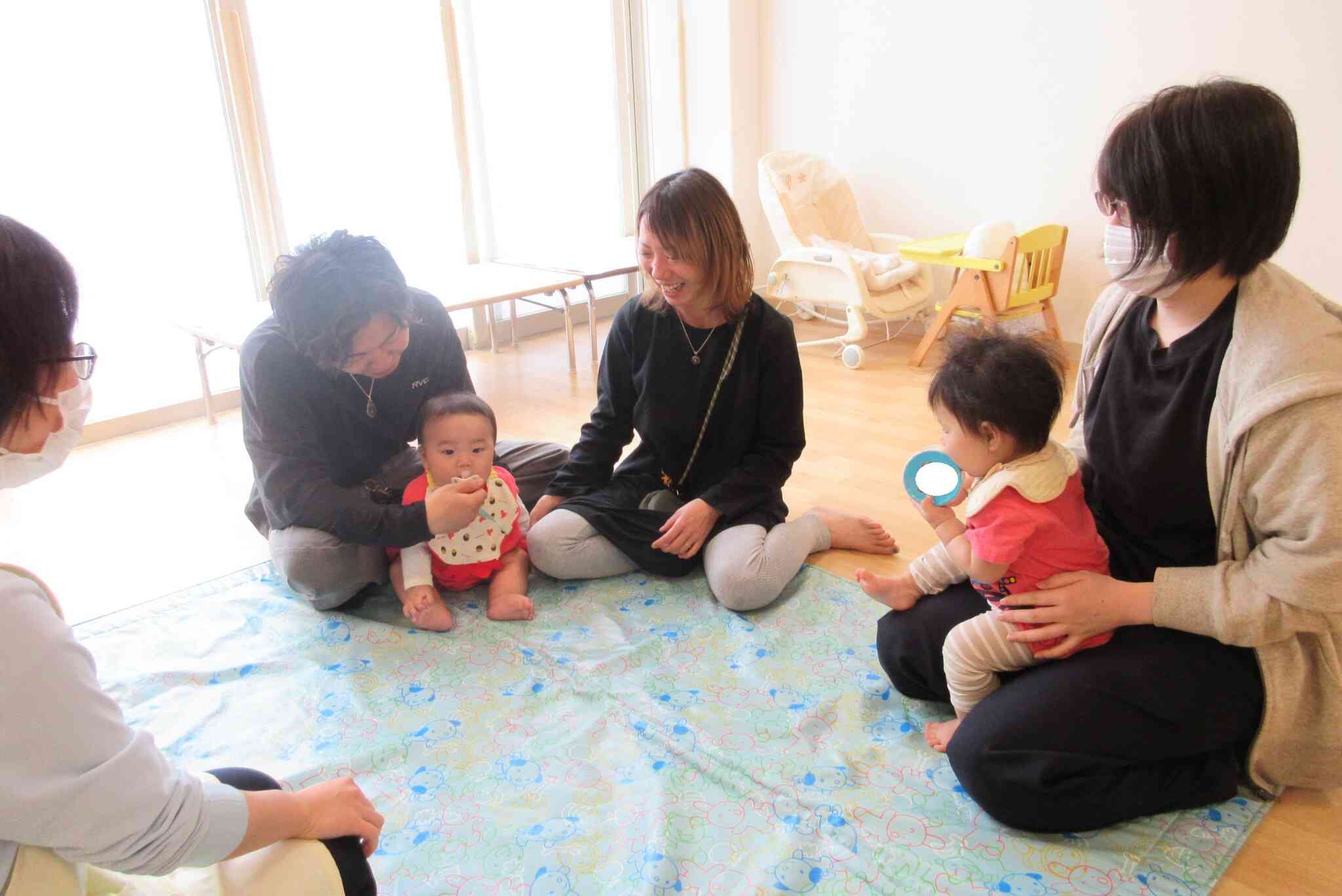 保護者と一緒に...(0歳児)