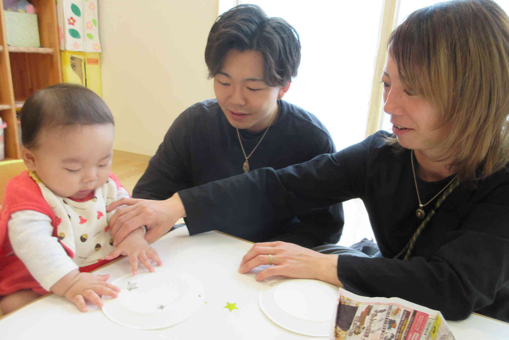シールやクレヨンで「でんでんだいこ作り」