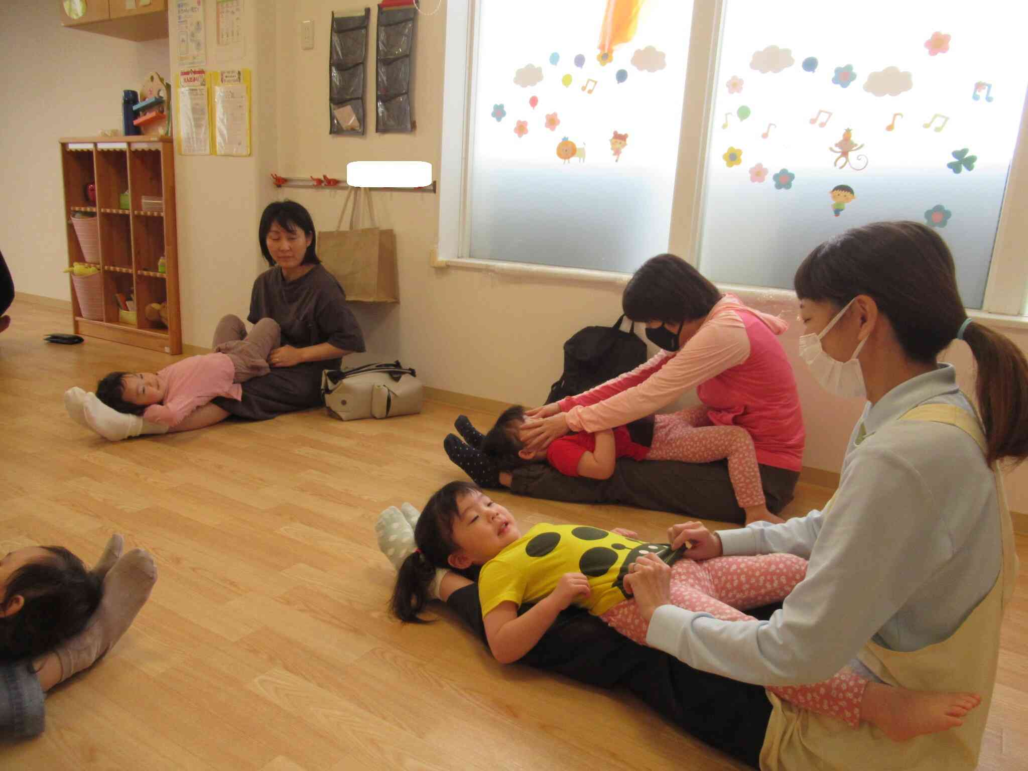 ママとパパと先生と触れ合って楽しいね