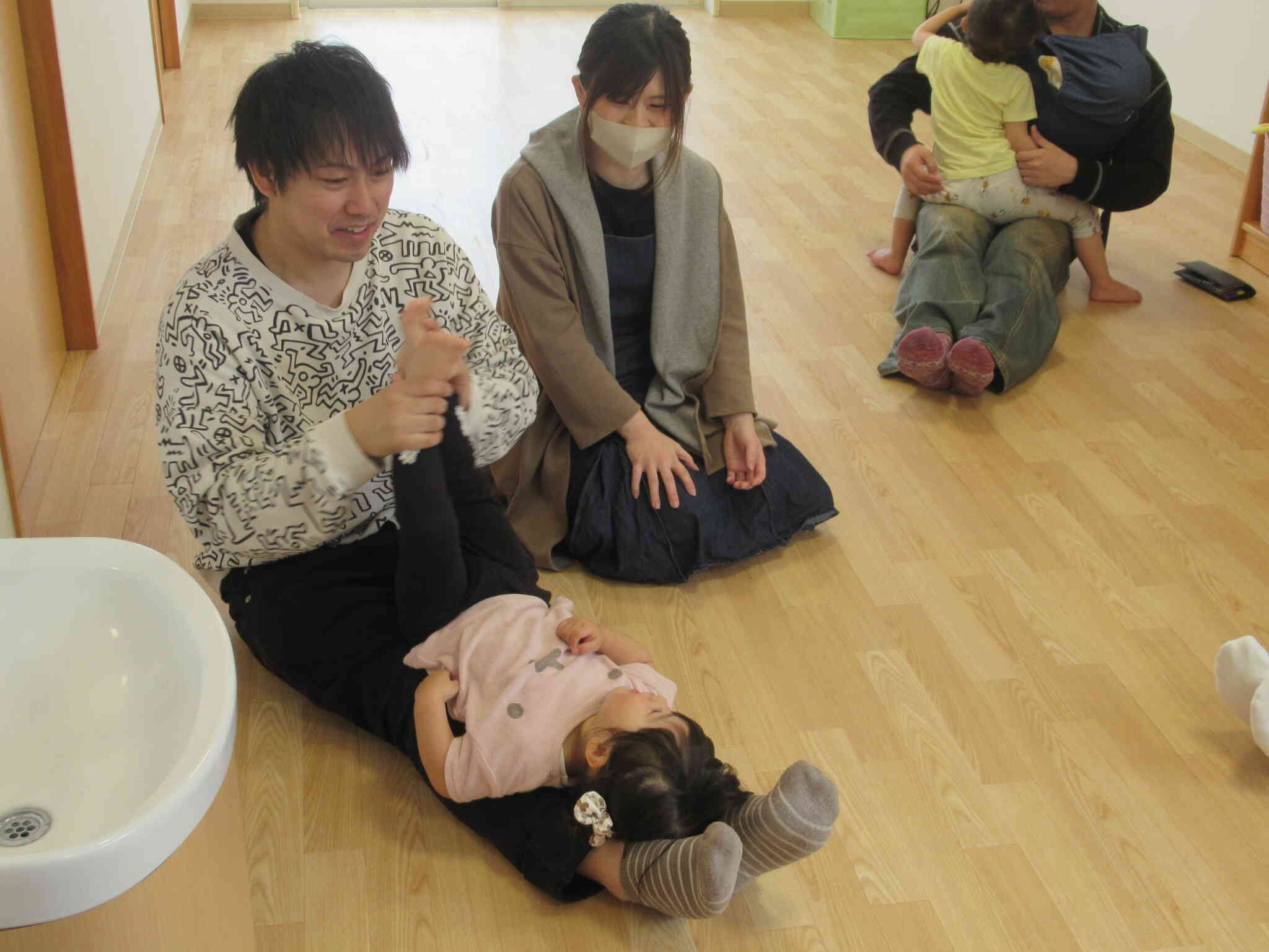 「洗濯じゃぶじゃぶ」では体を使って洗ったり、干したり、畳んだり…マッサージのようで気持ちよさそうな子ども達です