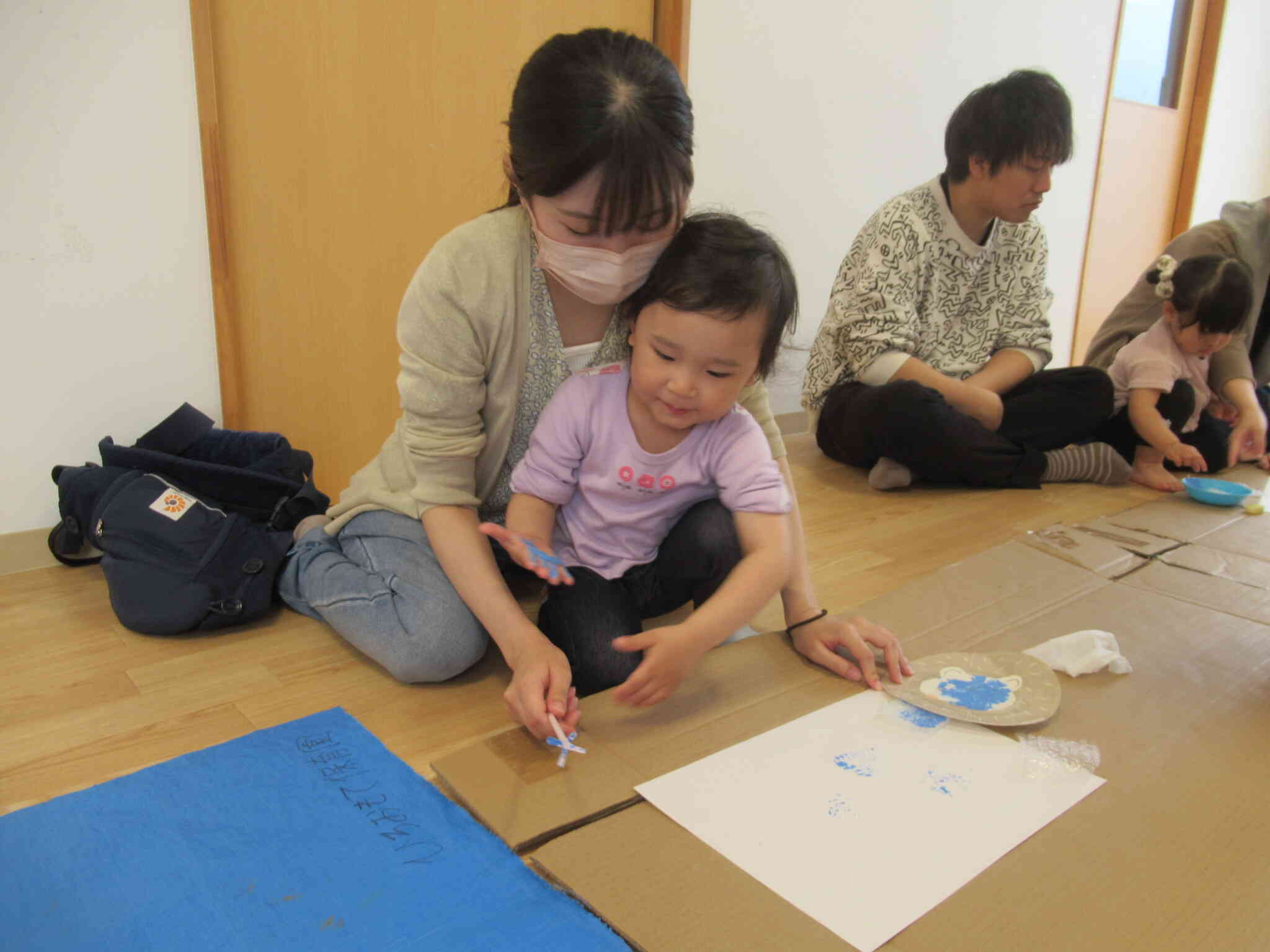 手にも絵の具を付けてみようかな