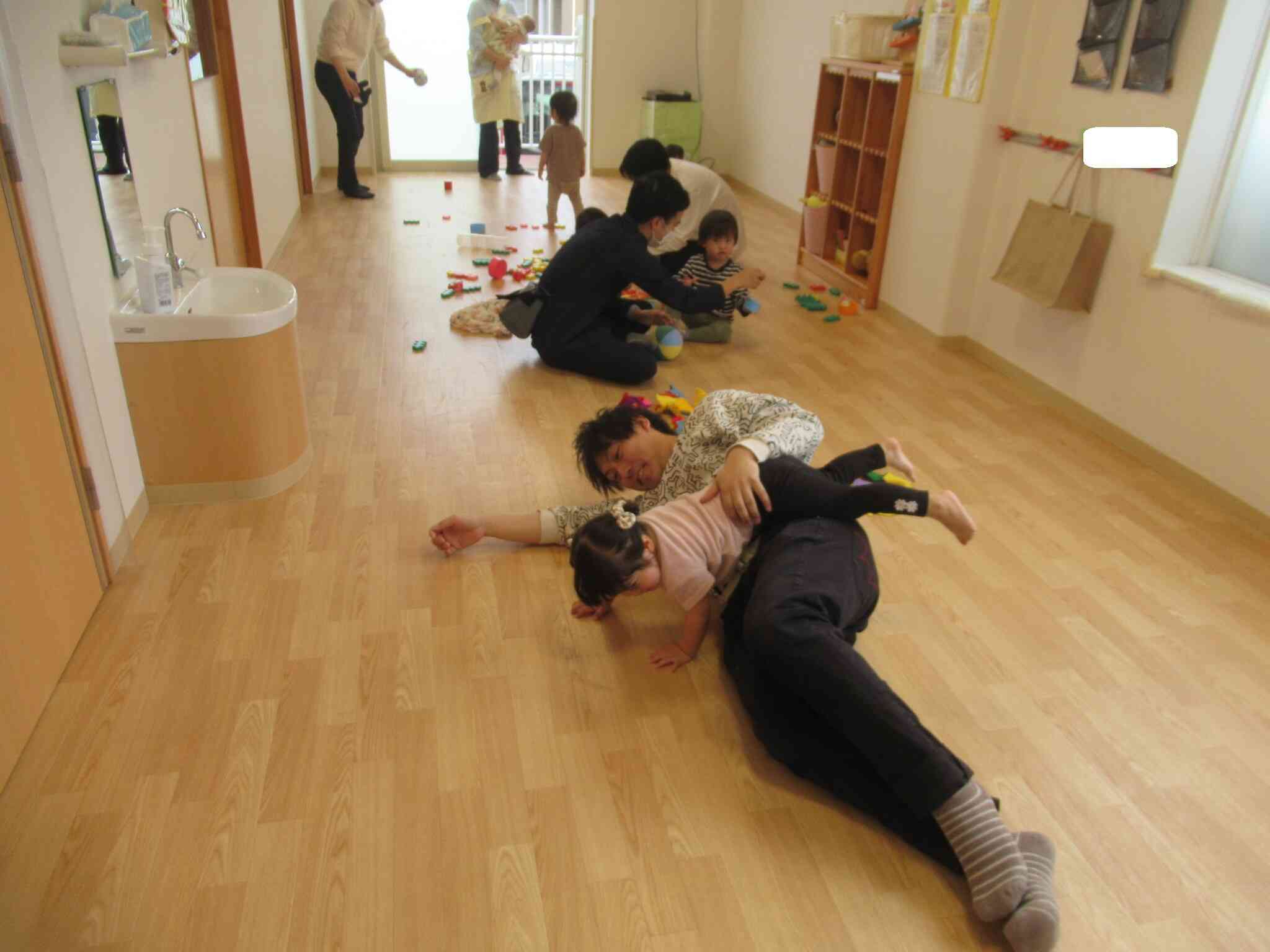 懇談会が終わるまでパパといっぱい遊べて嬉しいね