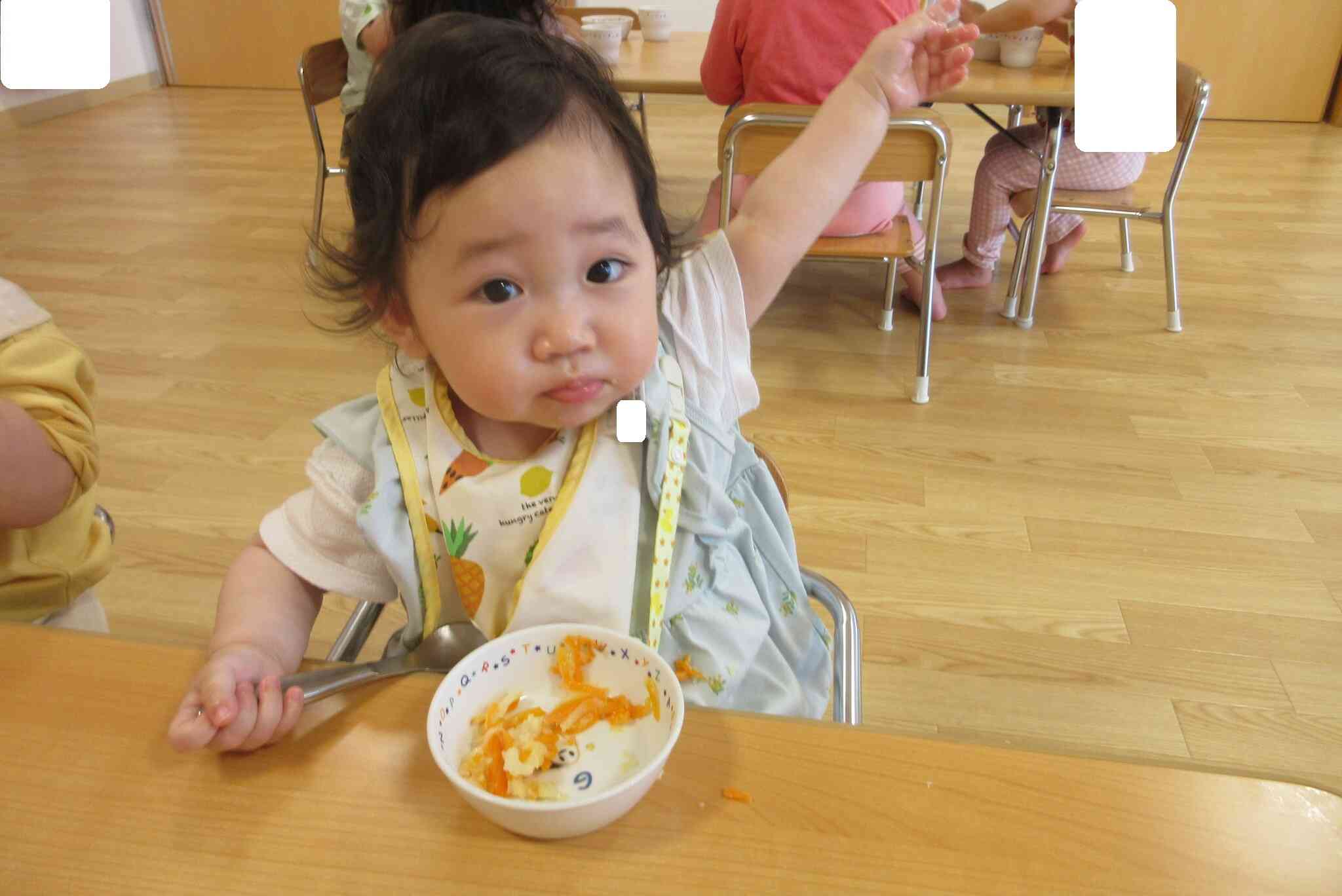 おいしいぞ！あっちもみんな食べてるよ！