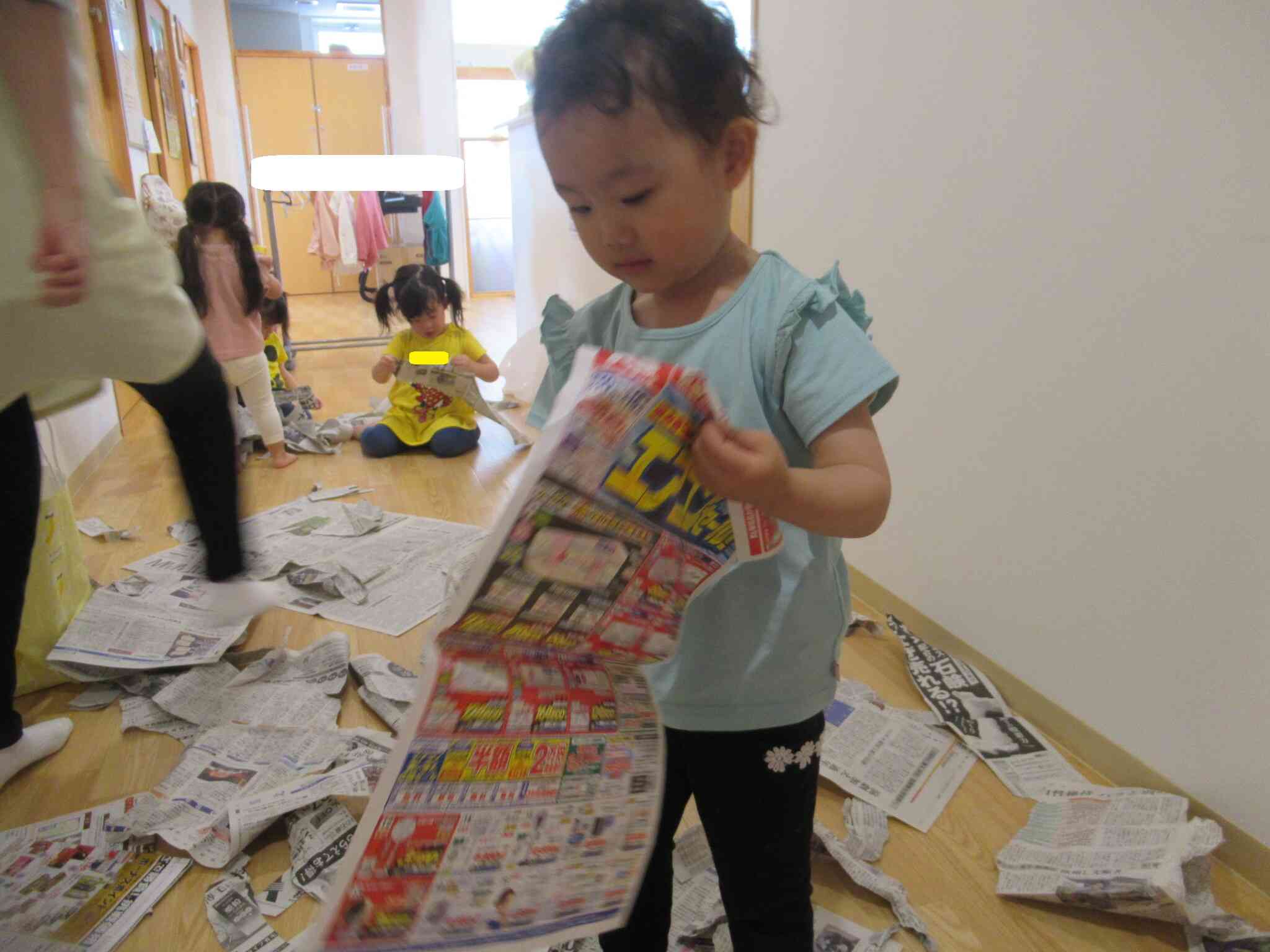 先生、くるくる丸めて棒を作って～