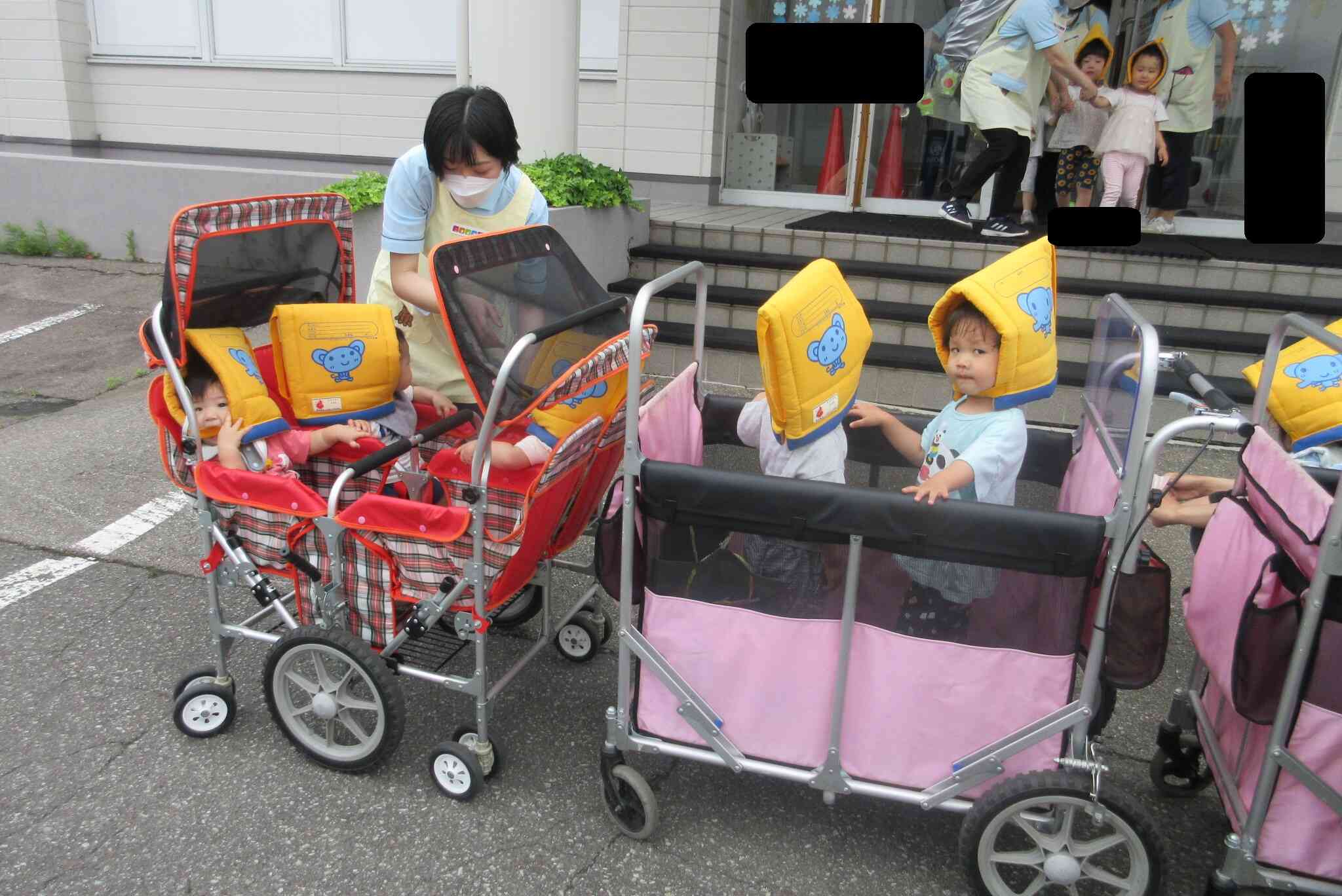 0～2歳児のお友達は、散歩車に乗って避難します…少しドキドキしているようです