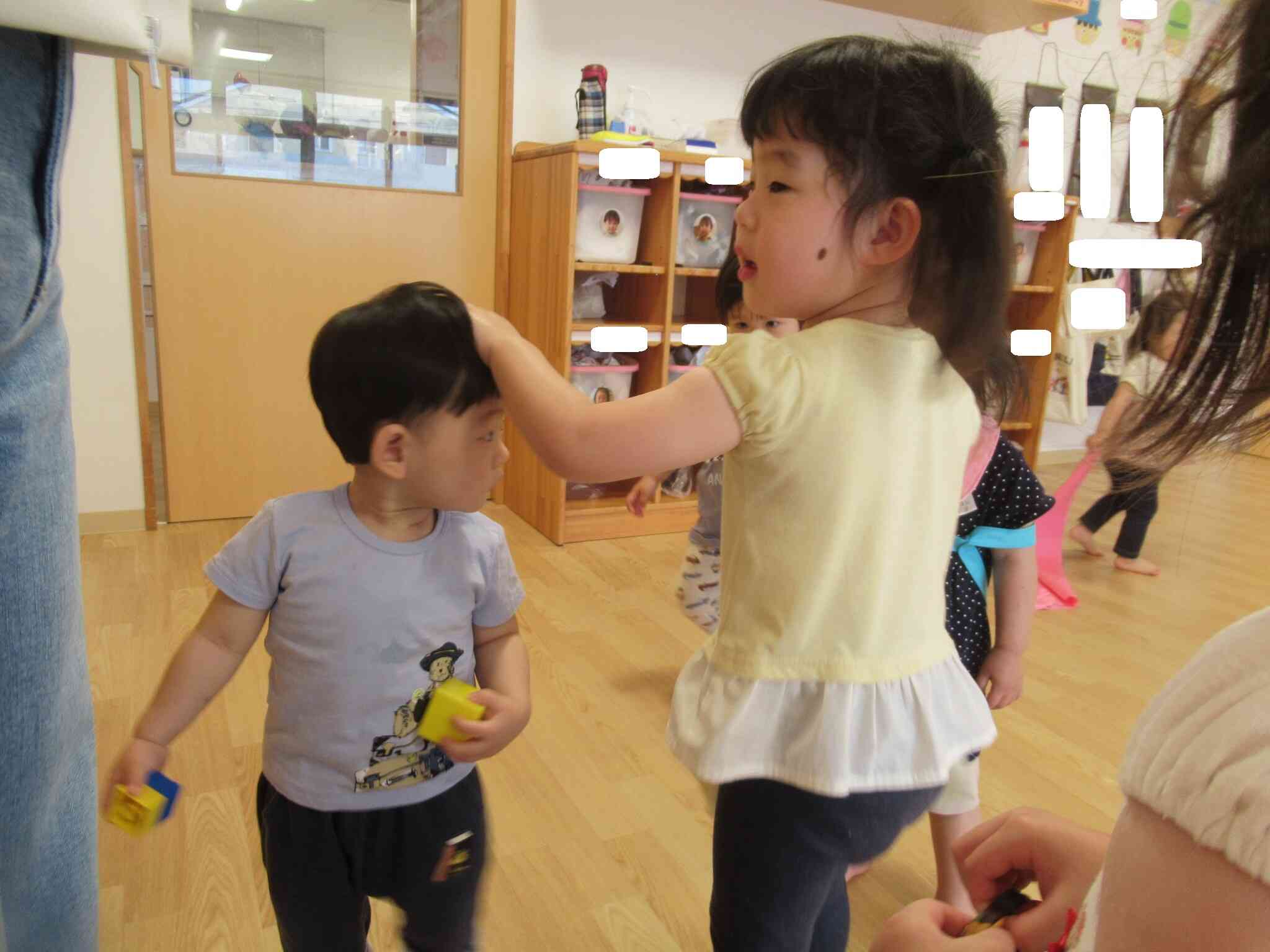 こんにちはとあいさつしながらお出迎えしてくれた在園児のお友達