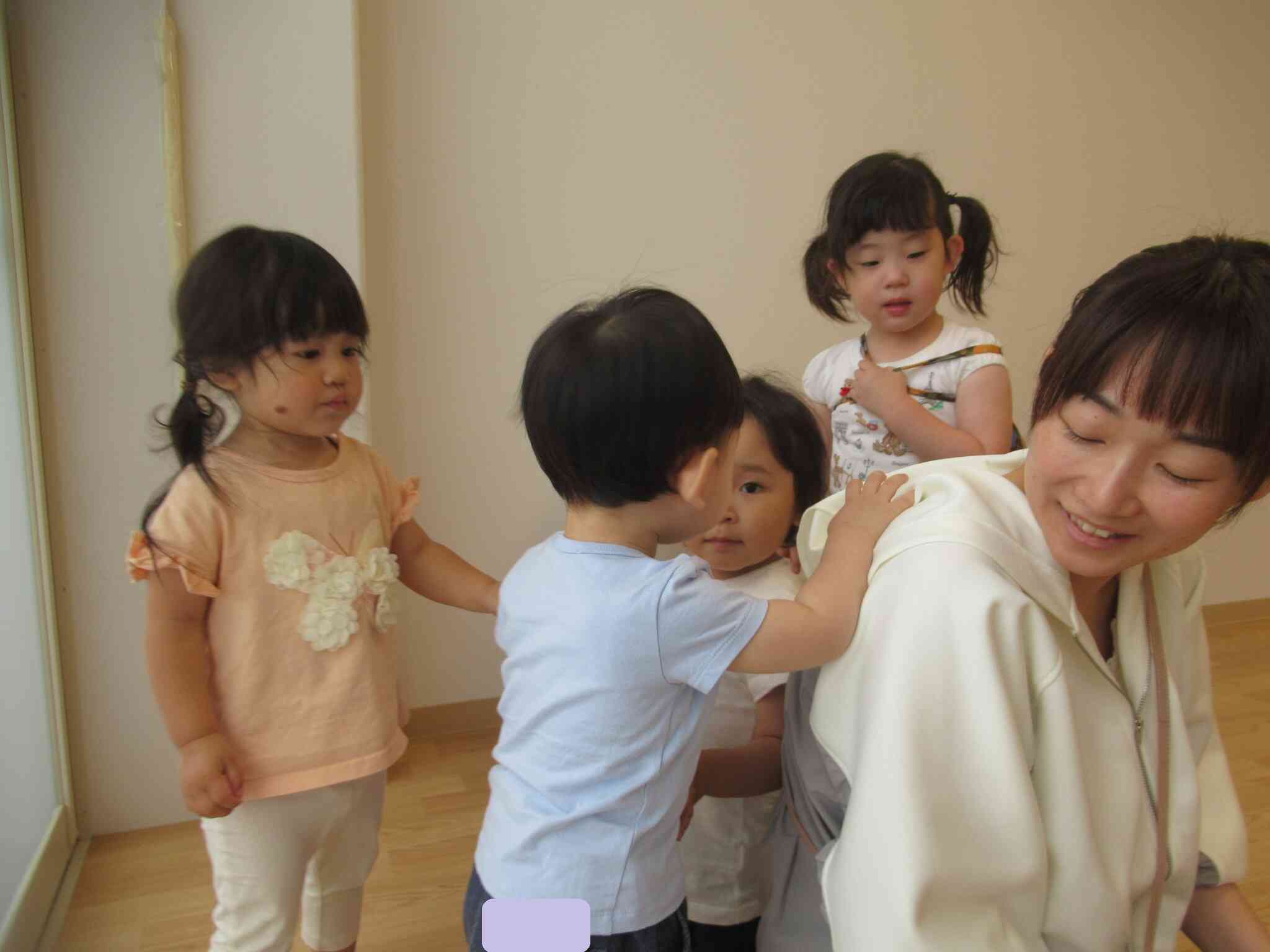 お世話をしたい２歳児の在園児たち。また遊びに来てね。