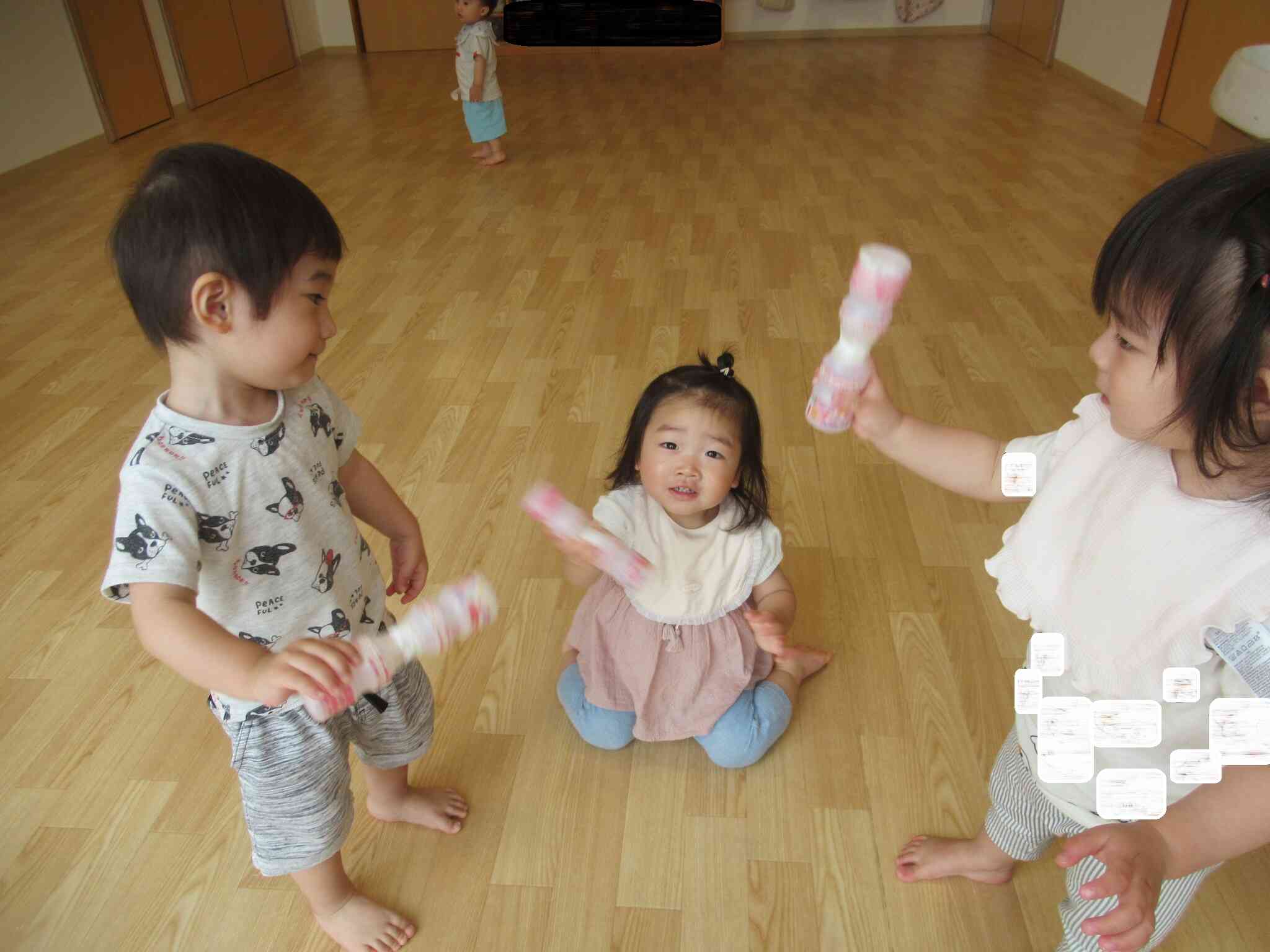 音の出る玩具を持って、フリフリ～フリフリ～