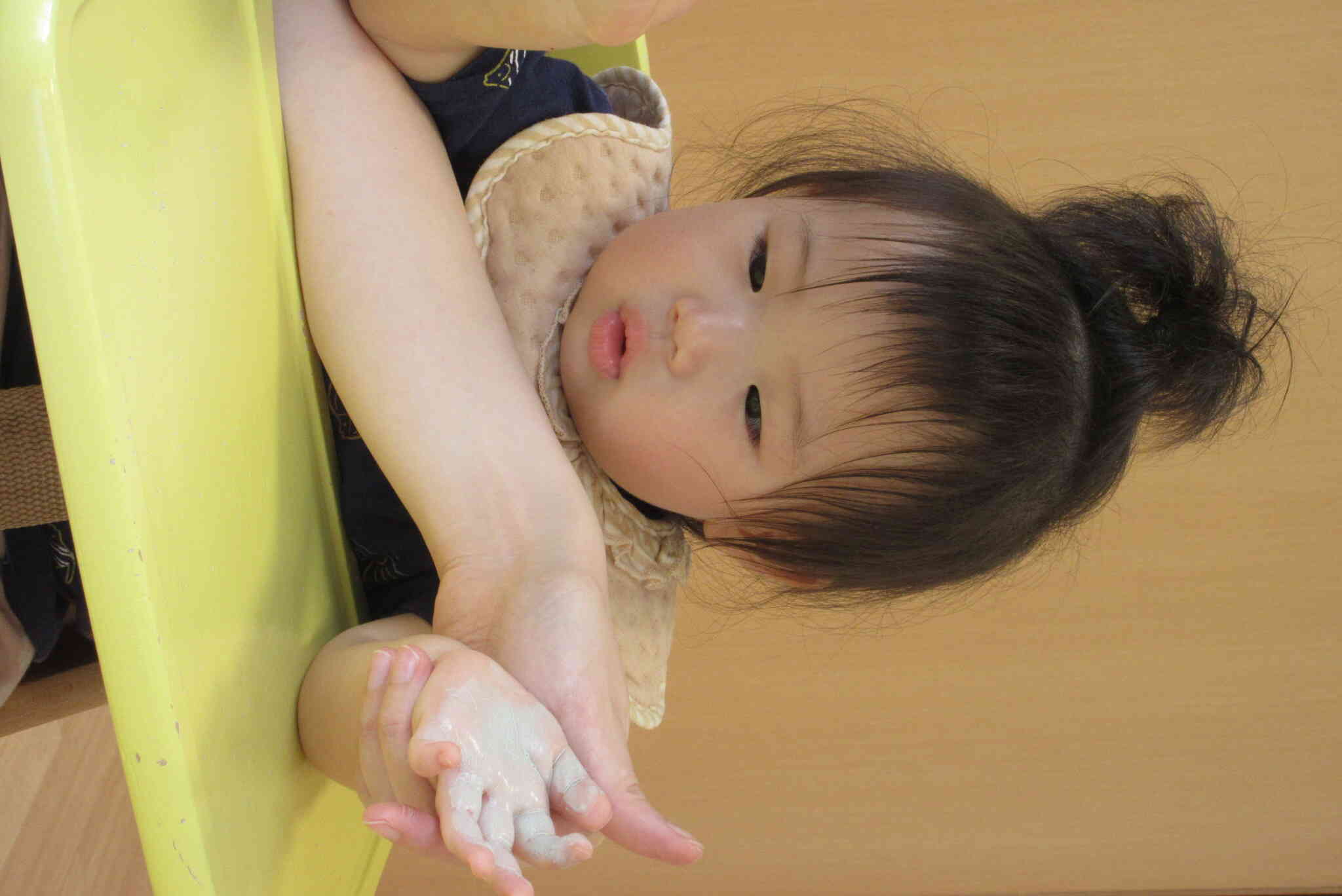 梅雨の時期の室内活動(0歳児)