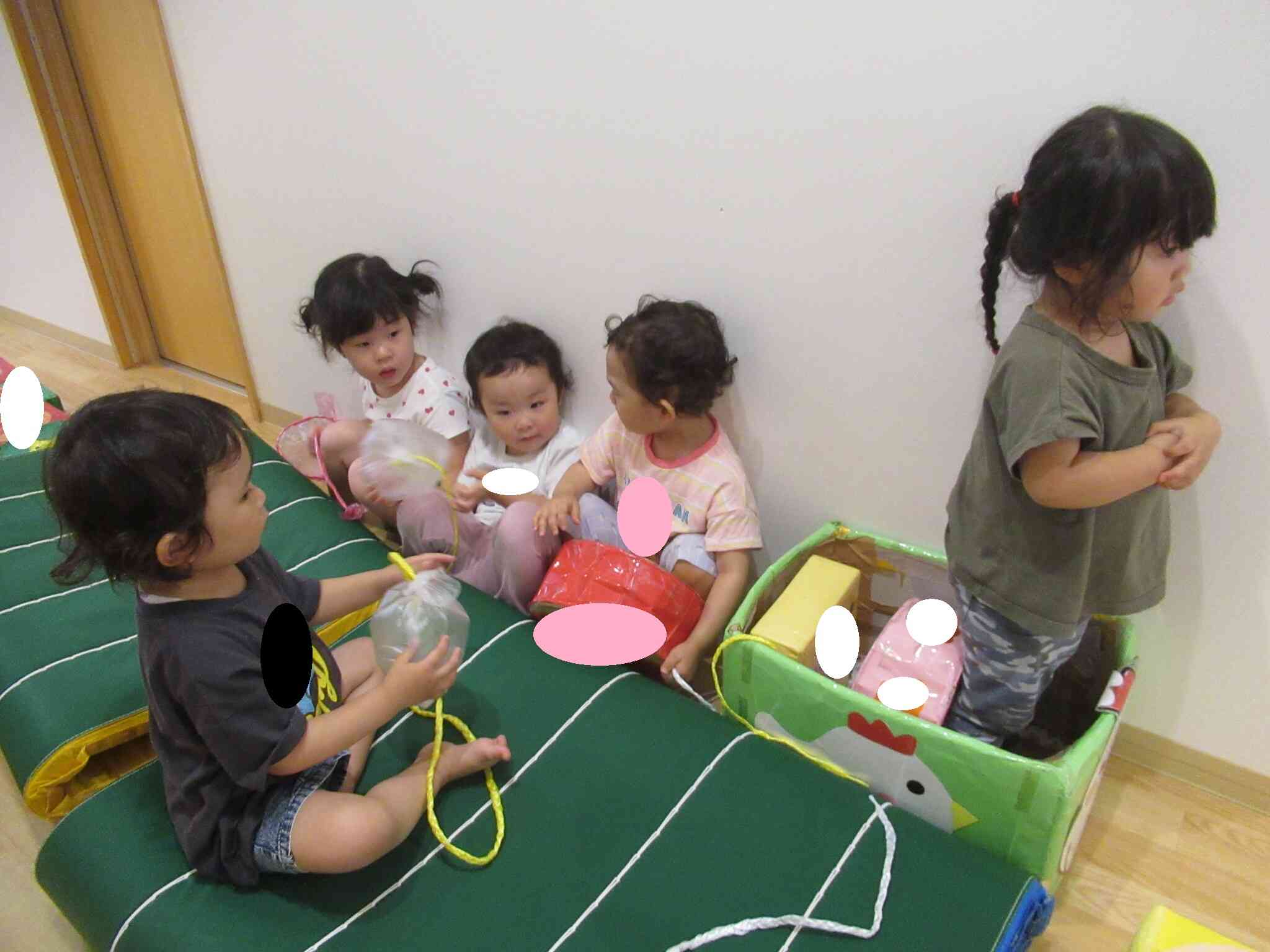広い廊下でもすみっこが好きな子どもたちです