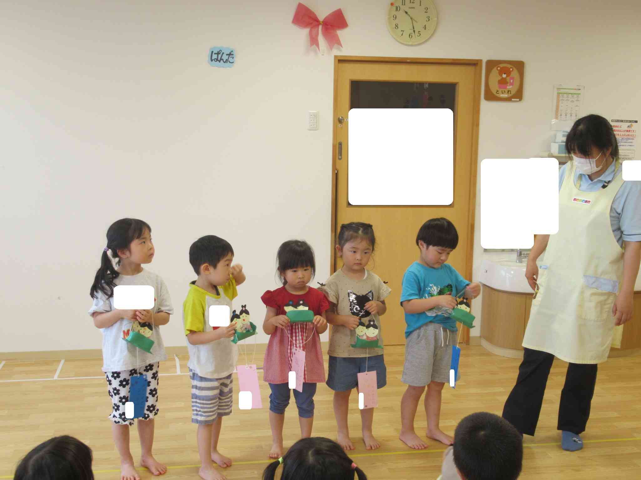 ４歳児クラスのお友達は笹船の飾りをつくりました…ハサミで切ったり、折ったりと細かい作業も丁寧に頑張りました