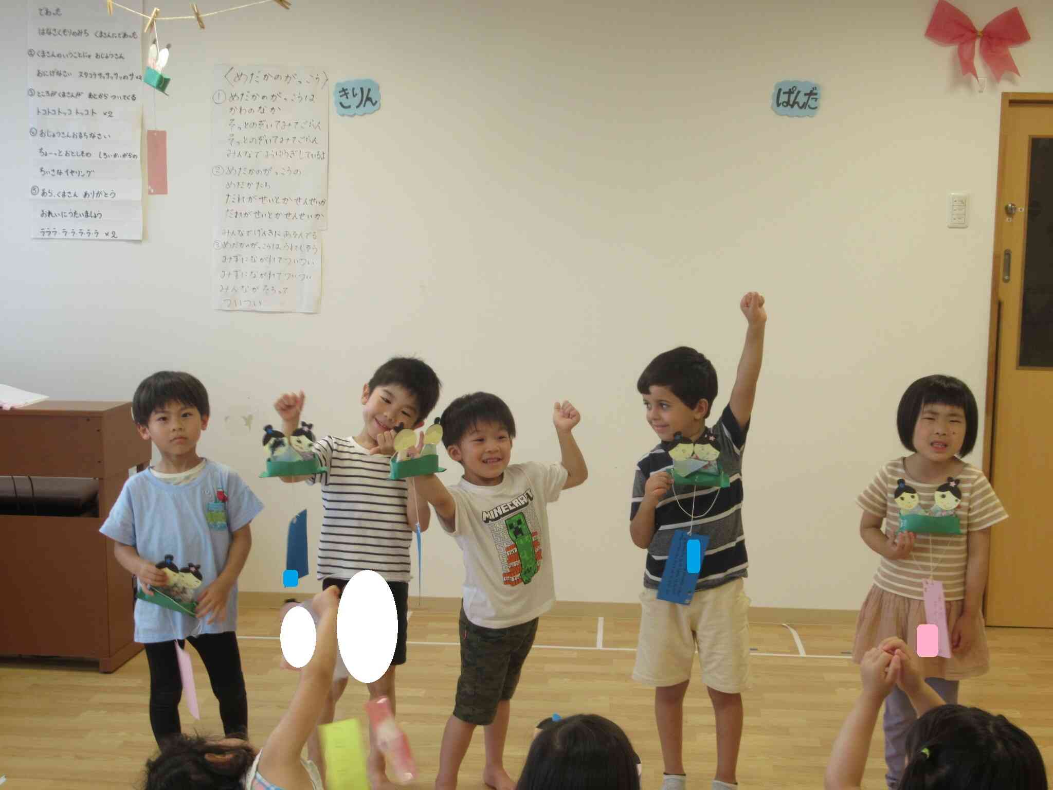 5歳児クラスのお友達も笹船の飾りを作りました…「見て見て」と満足げな表情のお友達もいます