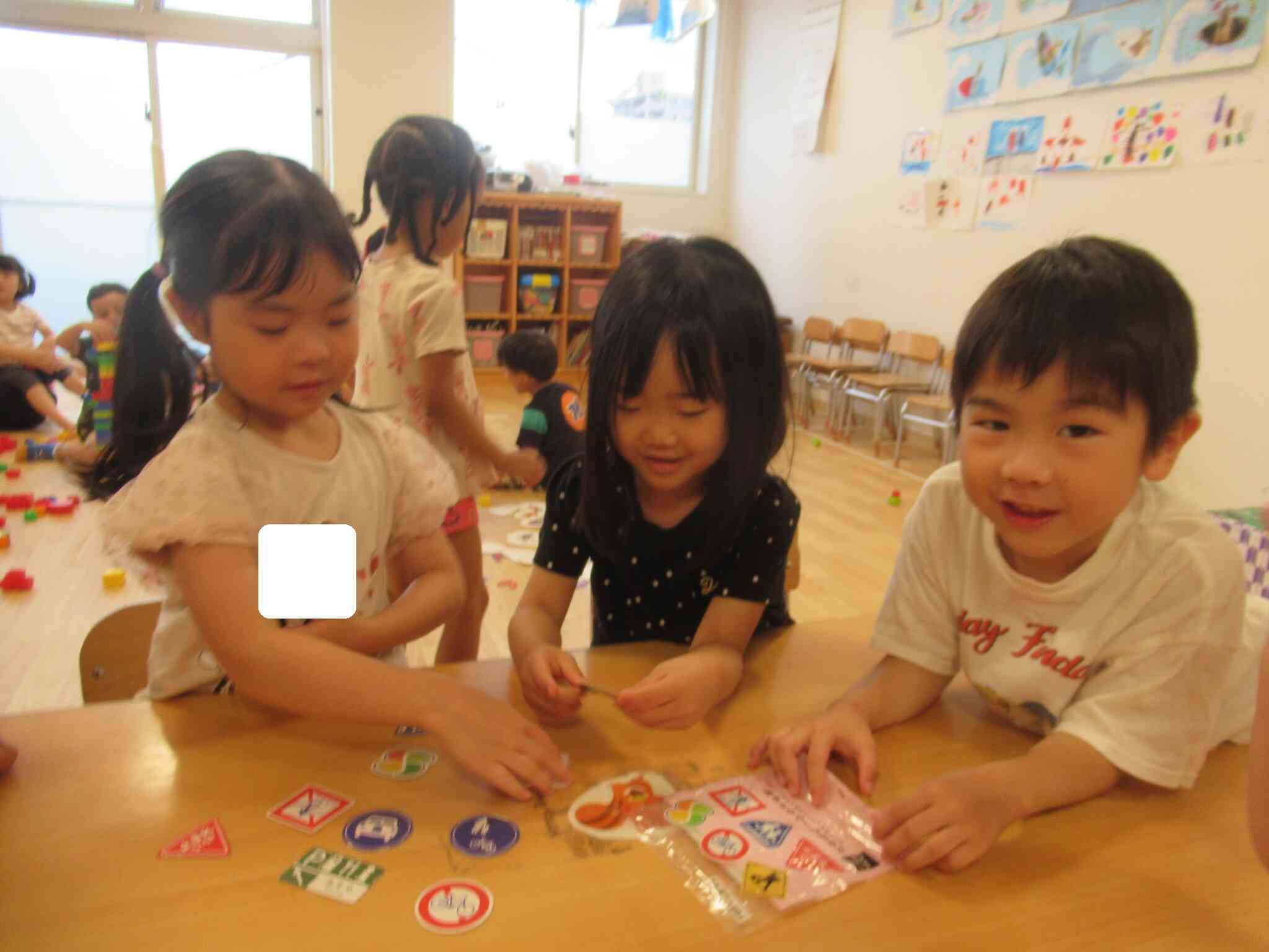 製作活動後の自由遊び時間：カードゲームがブームの子ども達…順番を決めながら楽しんでいますよ