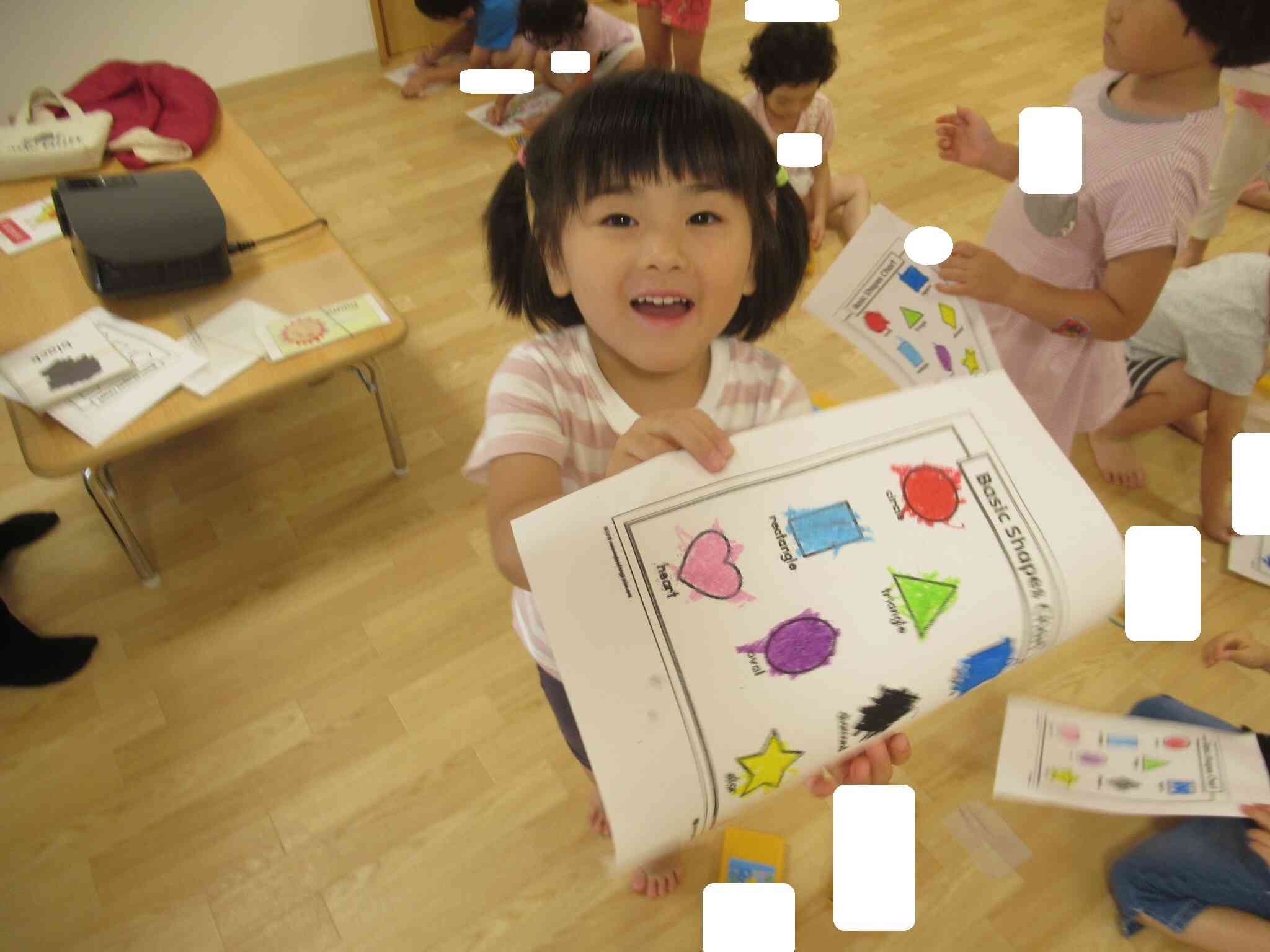 先生見て、塗り絵できた～！とニコニコの笑顔を見せてくれました