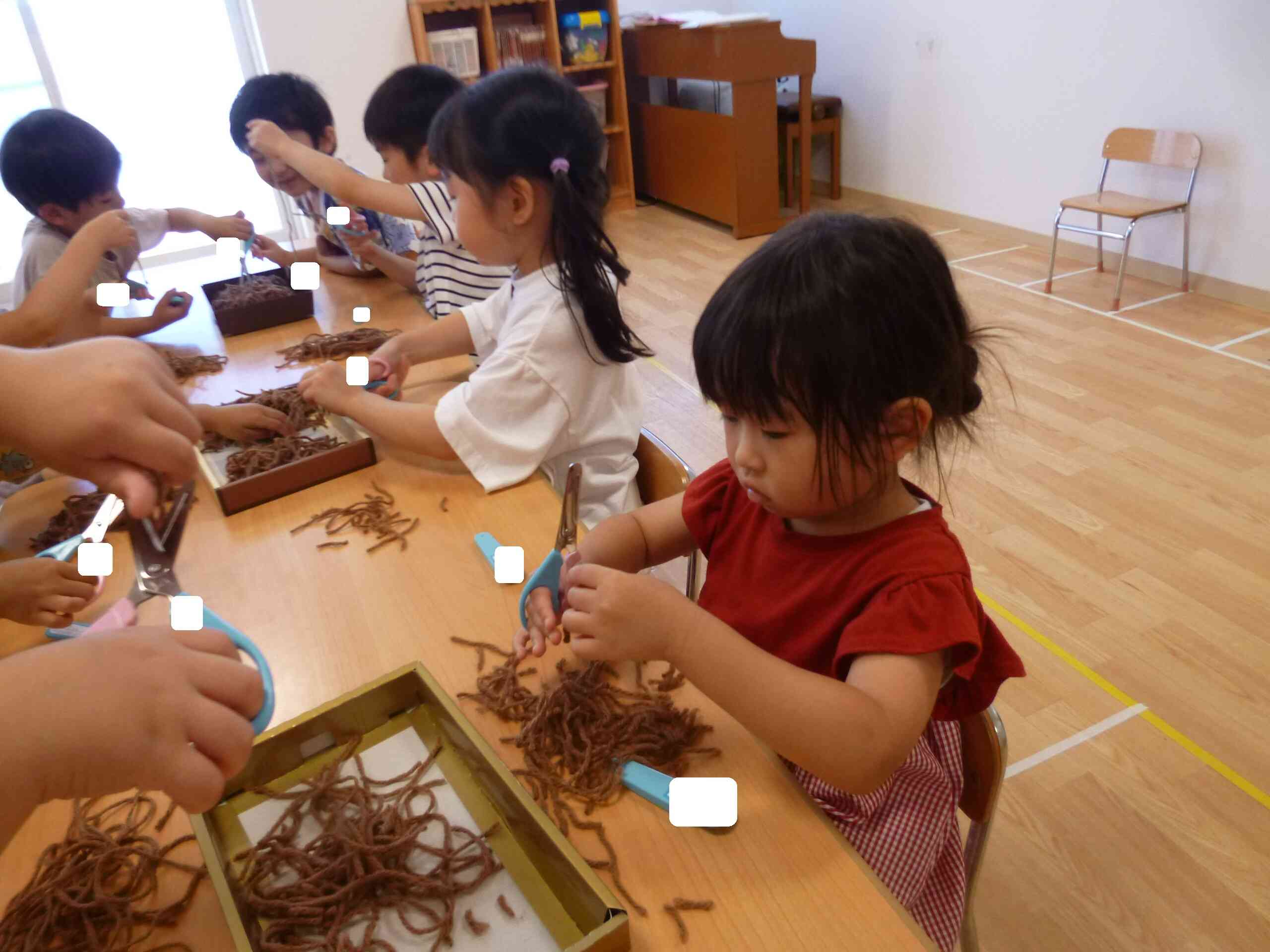 「小さい子も食べるから、小さくした方がいいと思う！」と食べる人のことも考えて切っているようでした