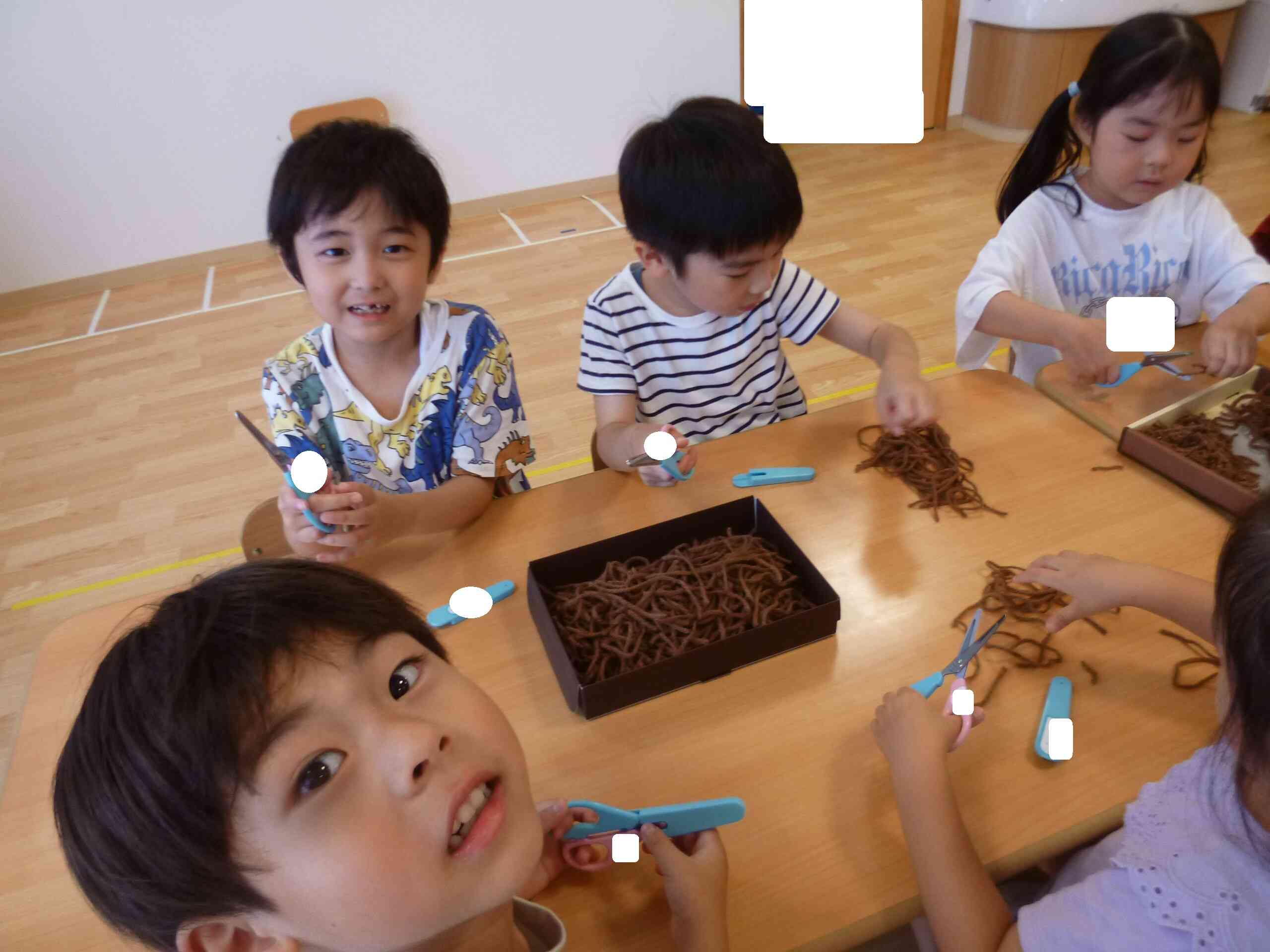 茶色の毛糸を切って・・・