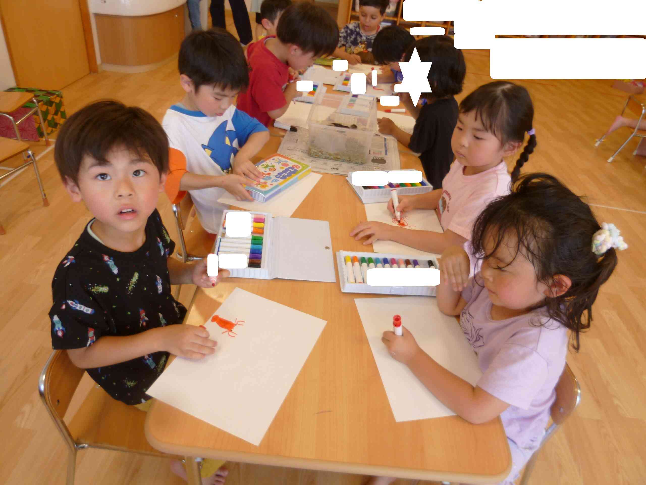 お部屋に戻ってからは、保育園でお世話しているザリガニのスケッチもしました…足の数は…？など観察しながら描いていました