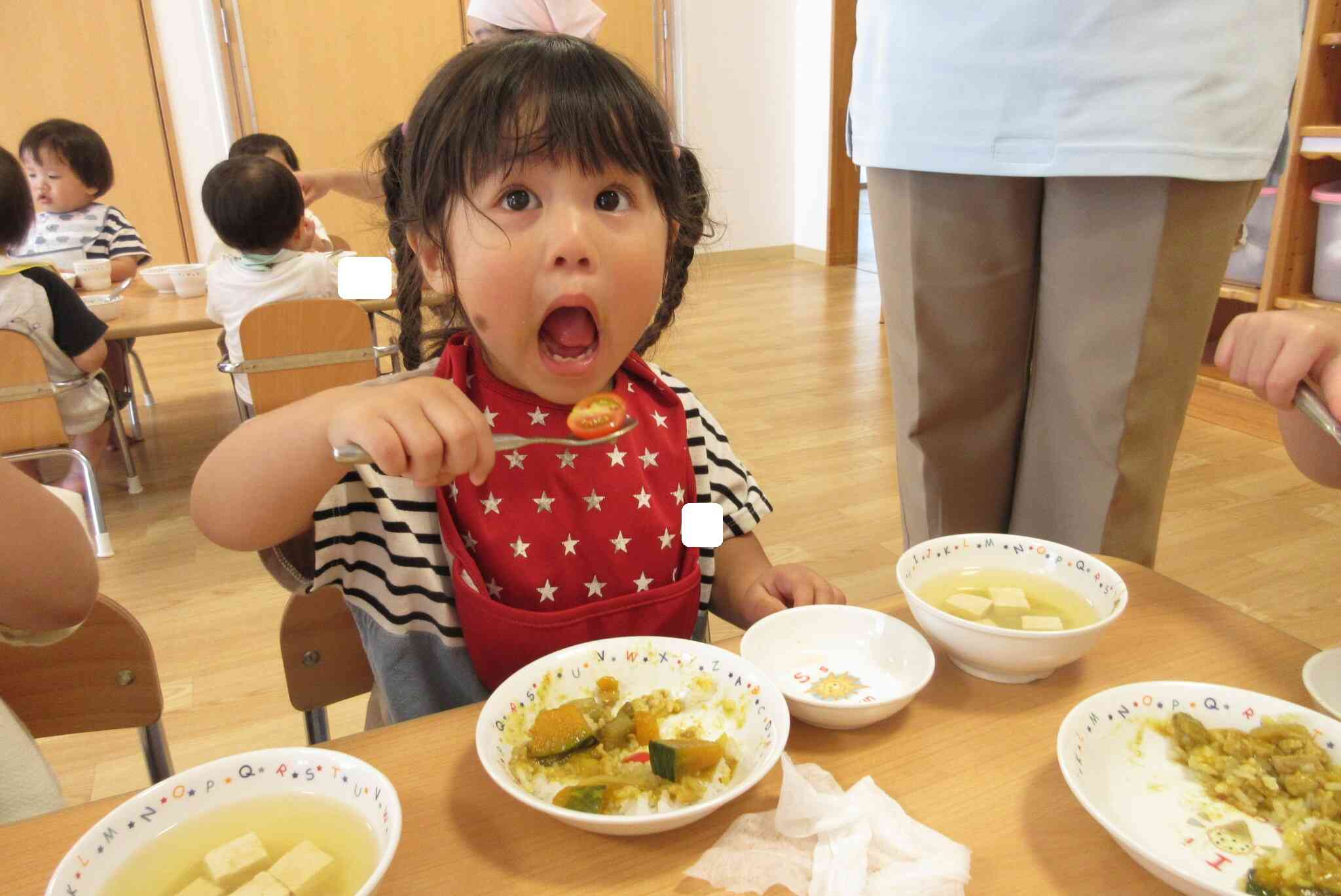給食の先生に切ってもらいました