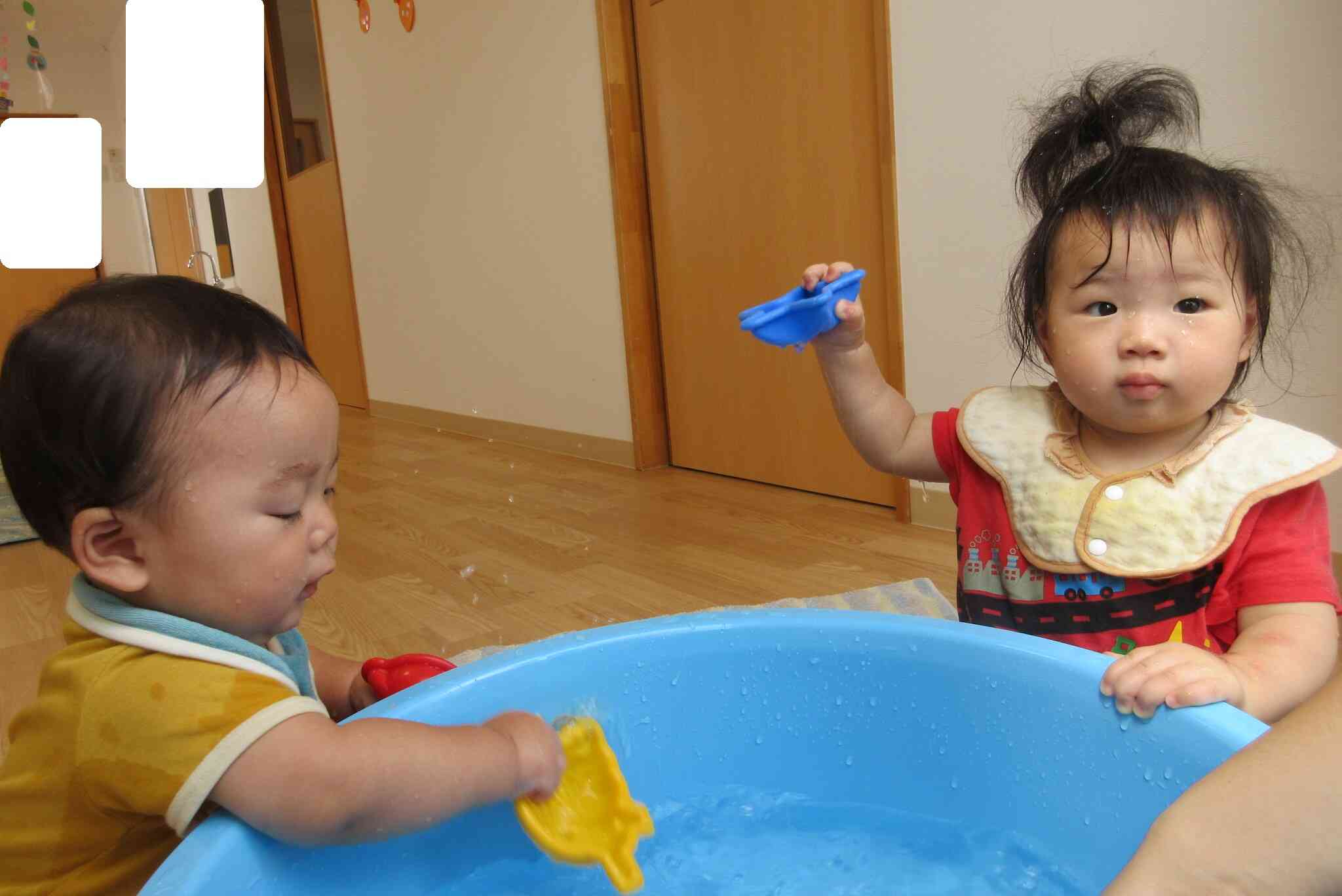 お顔も濡れるくらい楽しく遊んでいます！