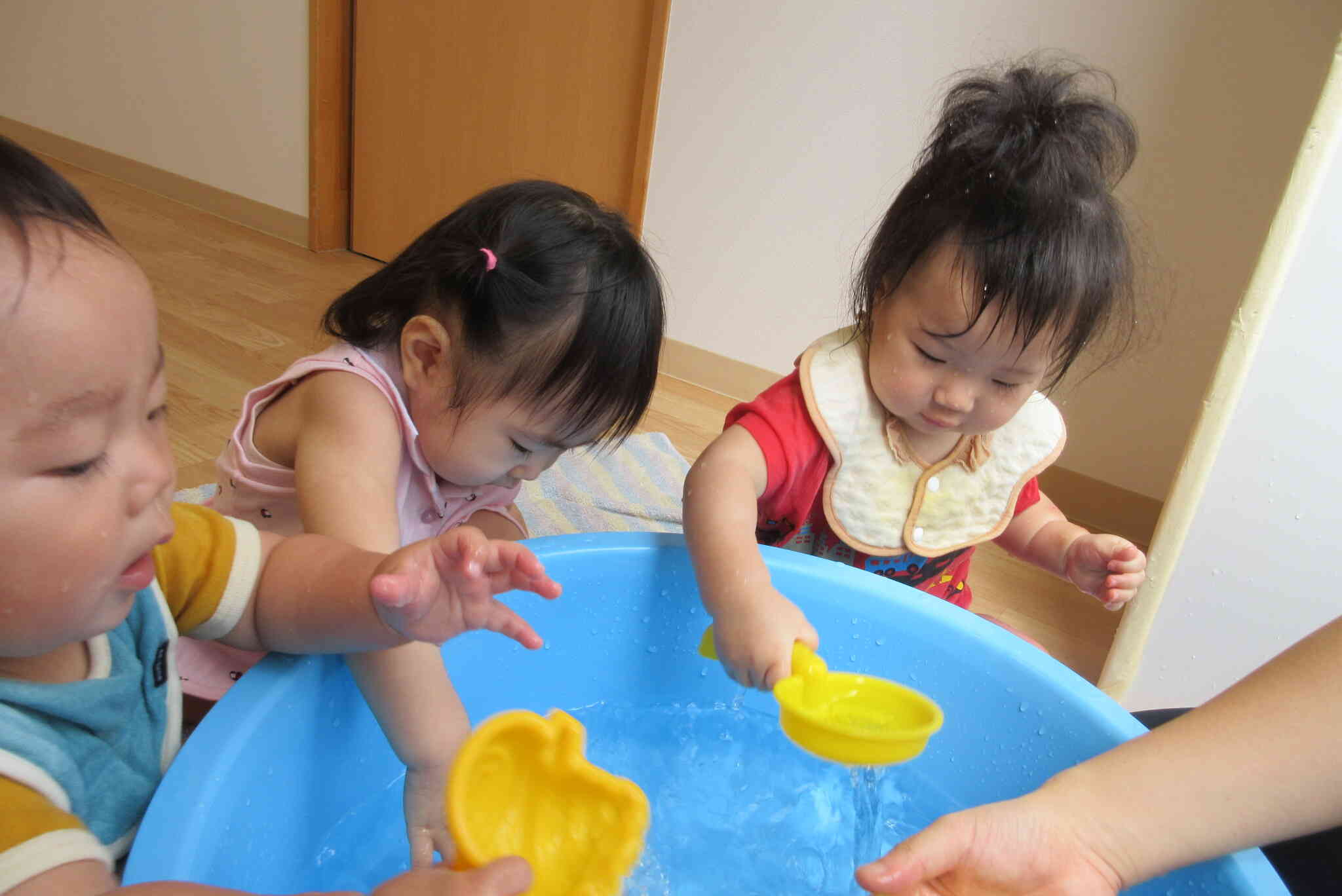 おもいっきり水遊び（0歳児）