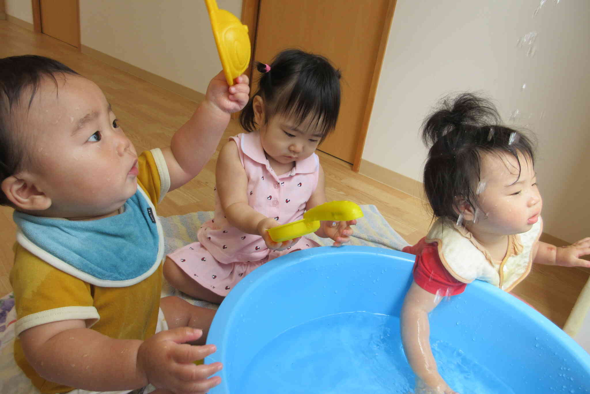 まだまだ暑い日が続くので、たくさん水遊びしようね