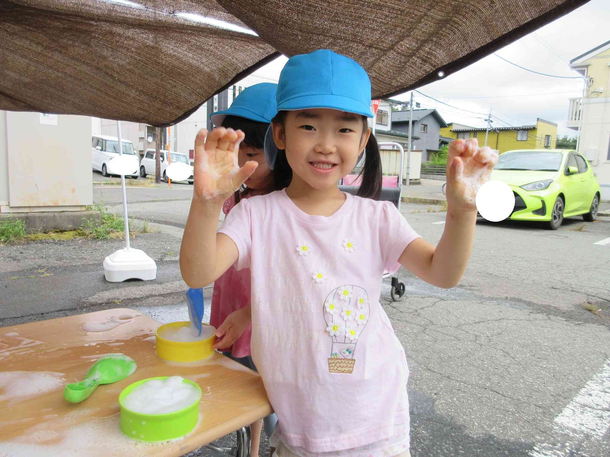 「見て、泡がいっぱいついちゃった」