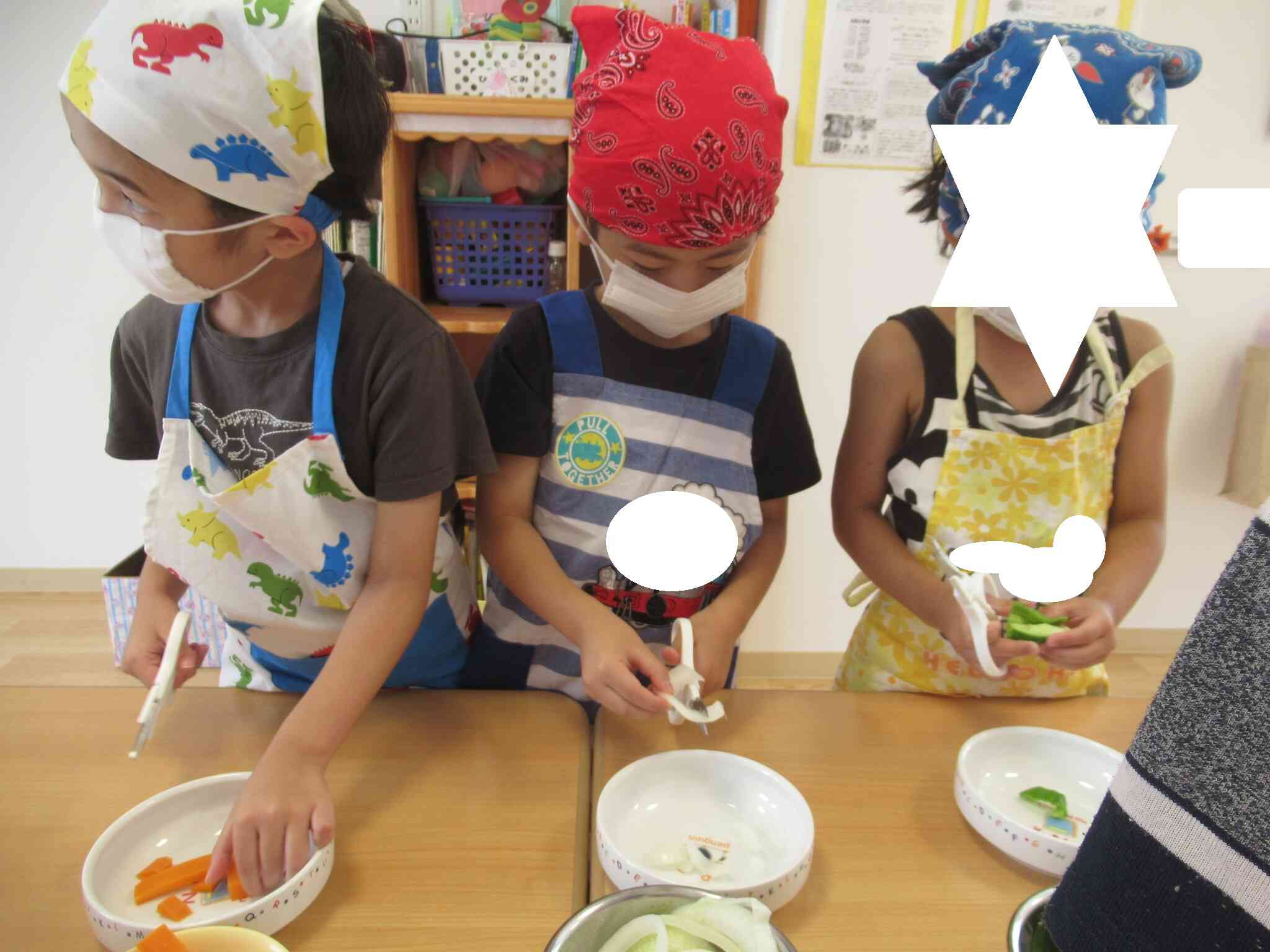 キッチンバサミを使って、野菜をチョキン！！食べやすいように小さめに切るのがポイントです