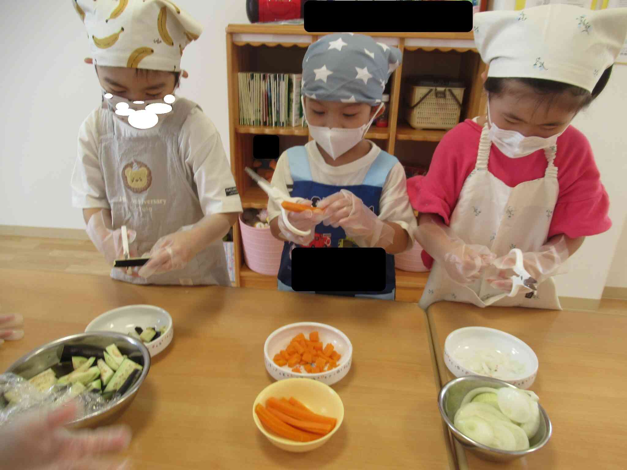 野菜によって柔らかい、硬いといった切った感触の違いも楽しんでいました