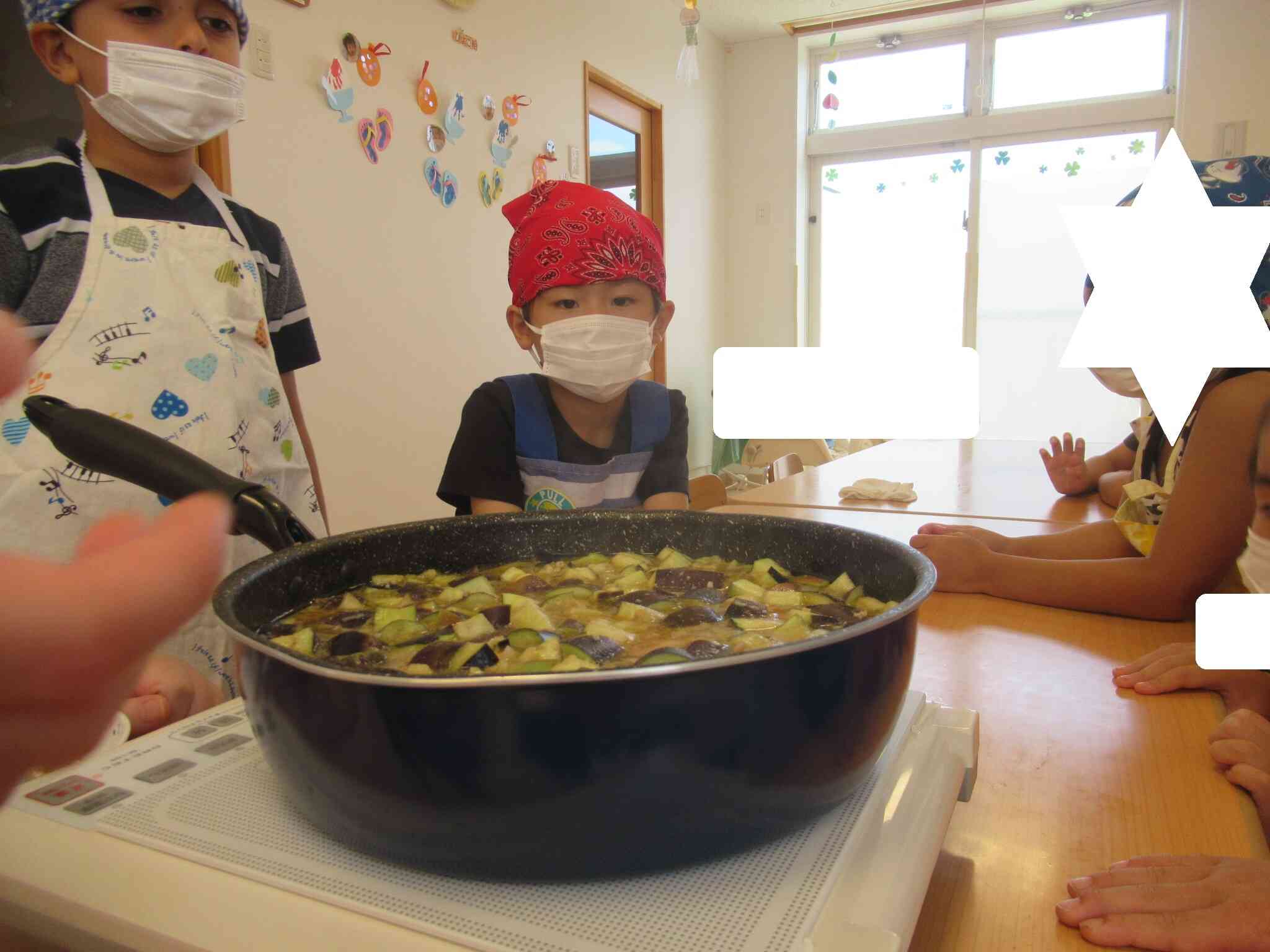 混ぜるのが終わり、仕上げに煮込んでいきます…待っていると、ぐつぐつと美味しくなってくる音が聞こえてきました