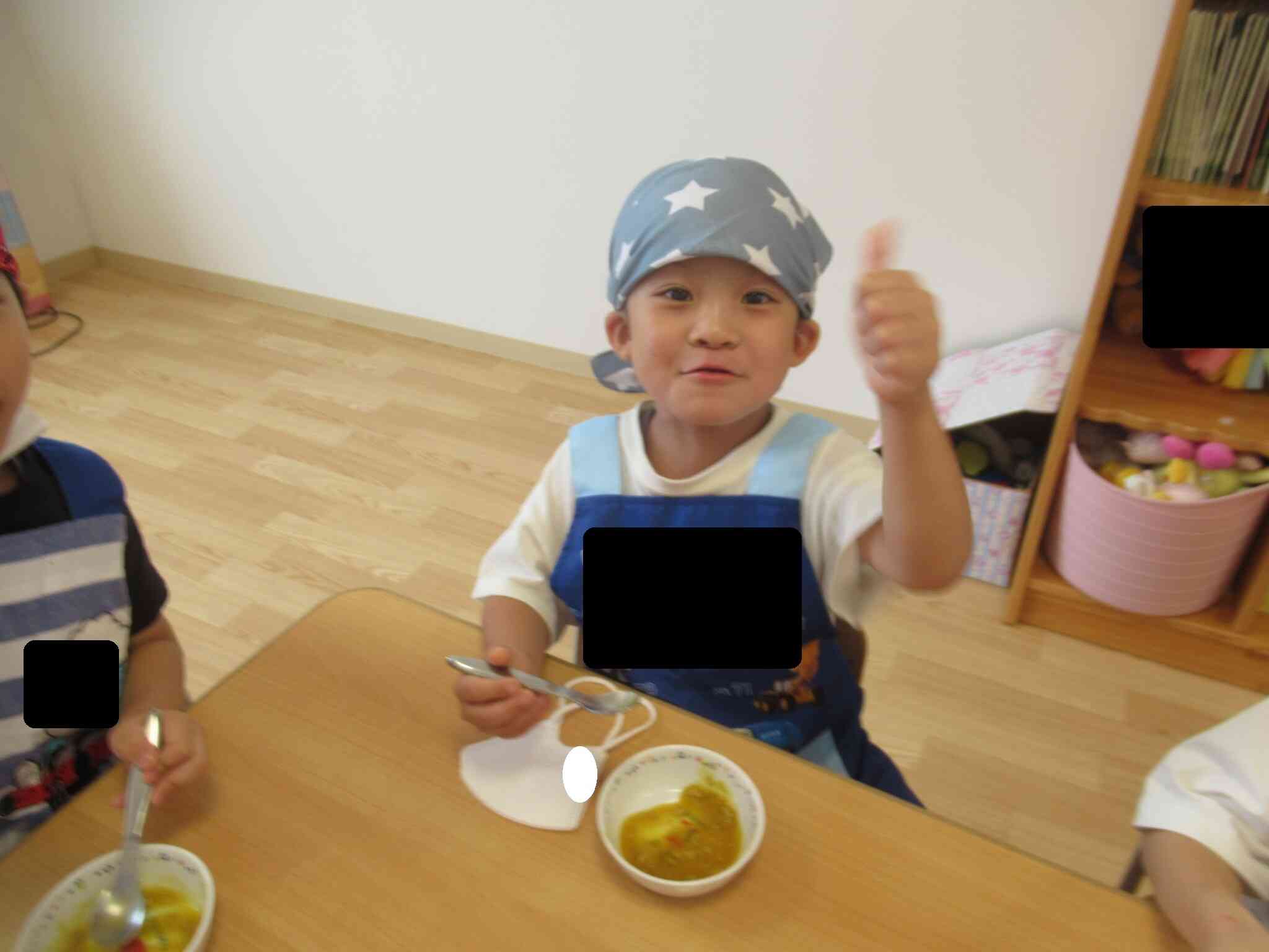 ご飯にかける前に、味見もしました。「お味はどうですか？」と聞かれると「ばっちり！」と教えてくれました