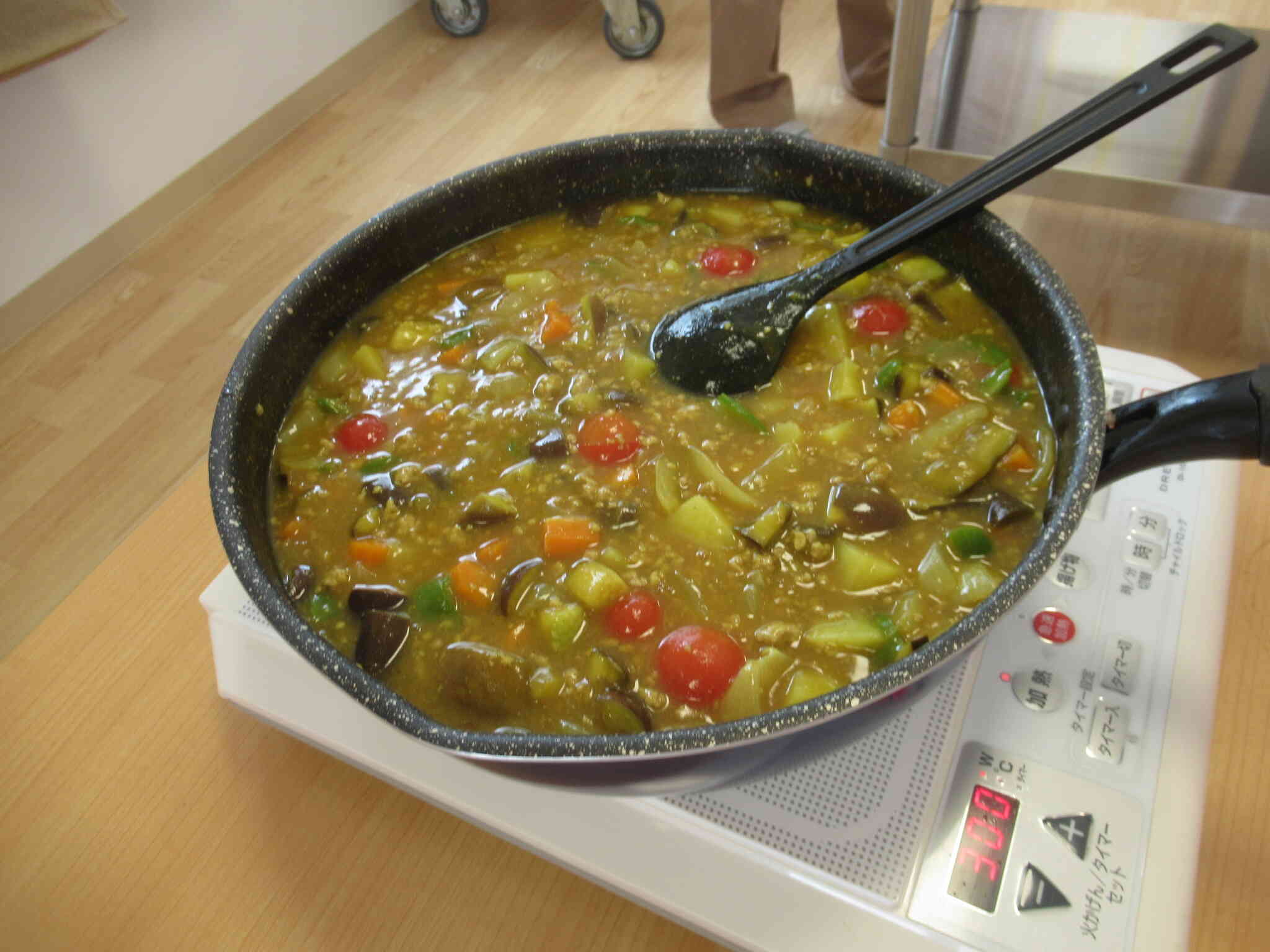 子ども達の育てた野菜がたくさん入ったとてもおいしいカレーの完成です。いつもよりたくさん食べていた子ども達でした