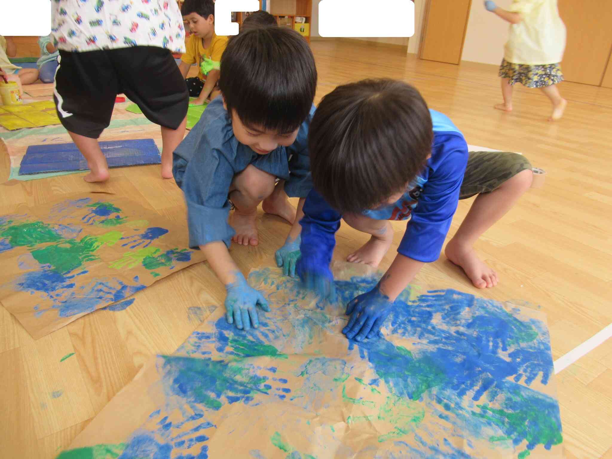 製作活動：絵具をつかってダイナミックに製作活動を楽しんでいます