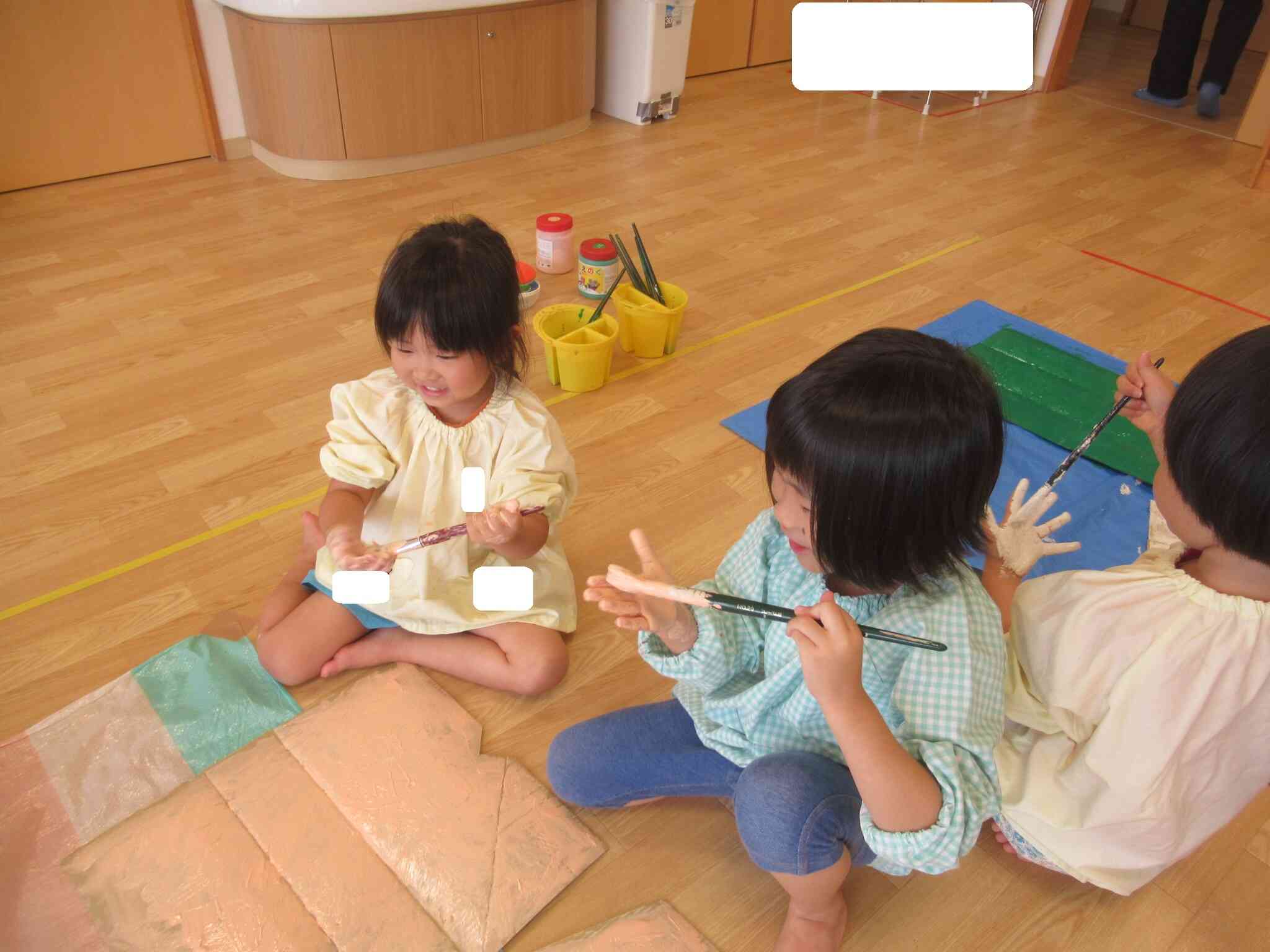「手でも塗ってみよっか！どうなるかな？」とわくわくです。