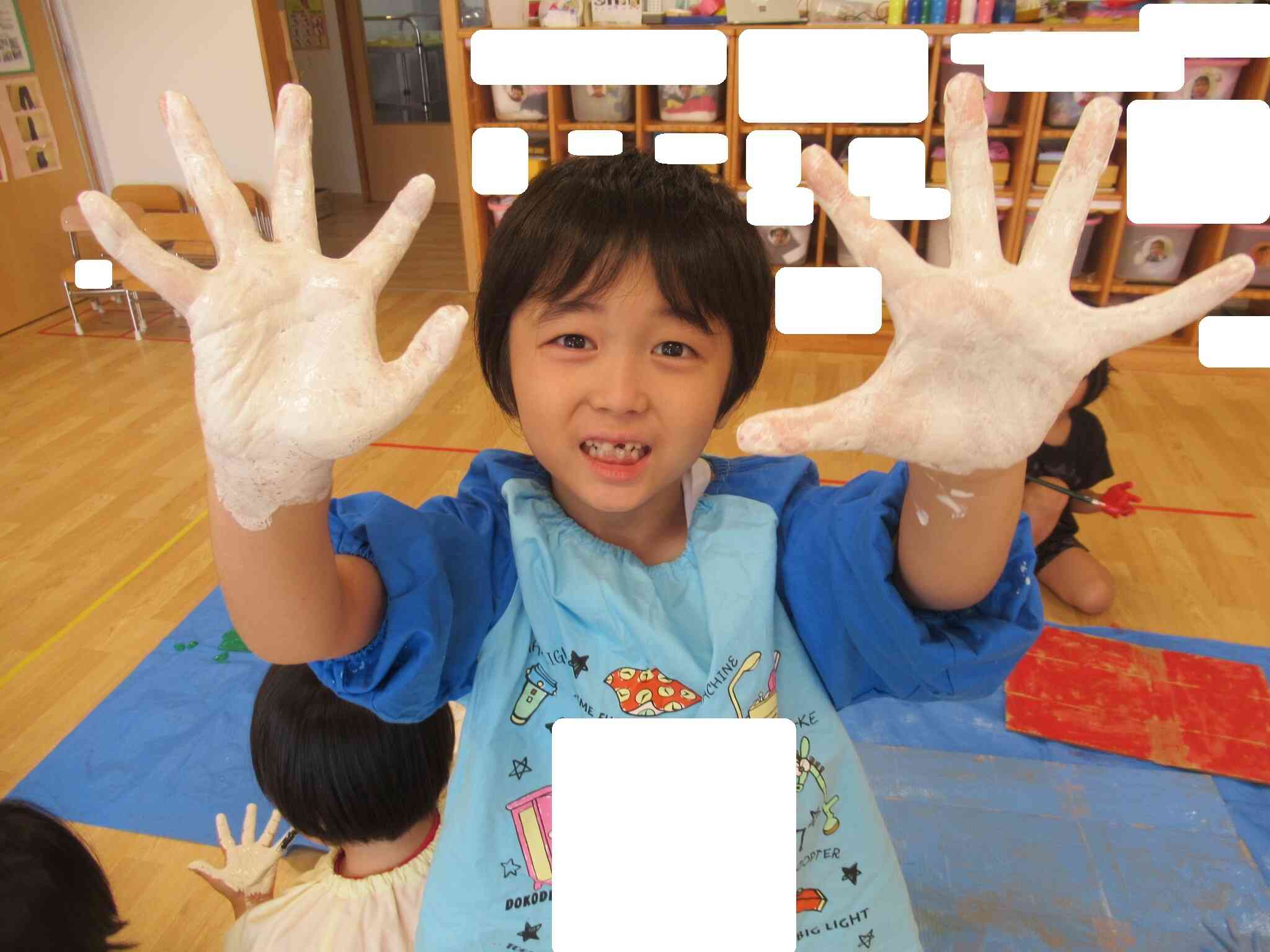 ぼくは真っ白い手になったよ、手袋みたい！