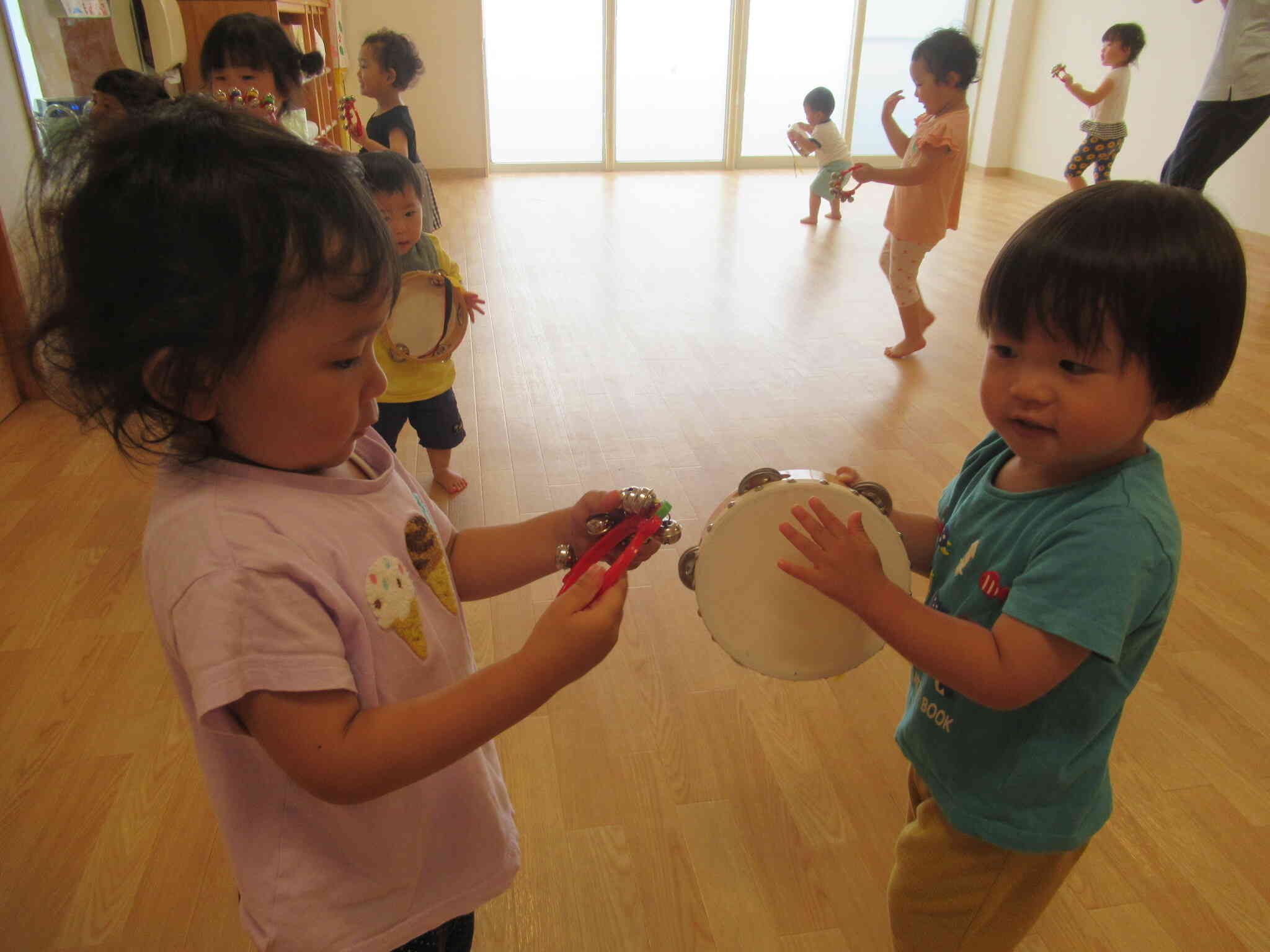 ２歳児さんと１歳児さんで楽器を交換しました