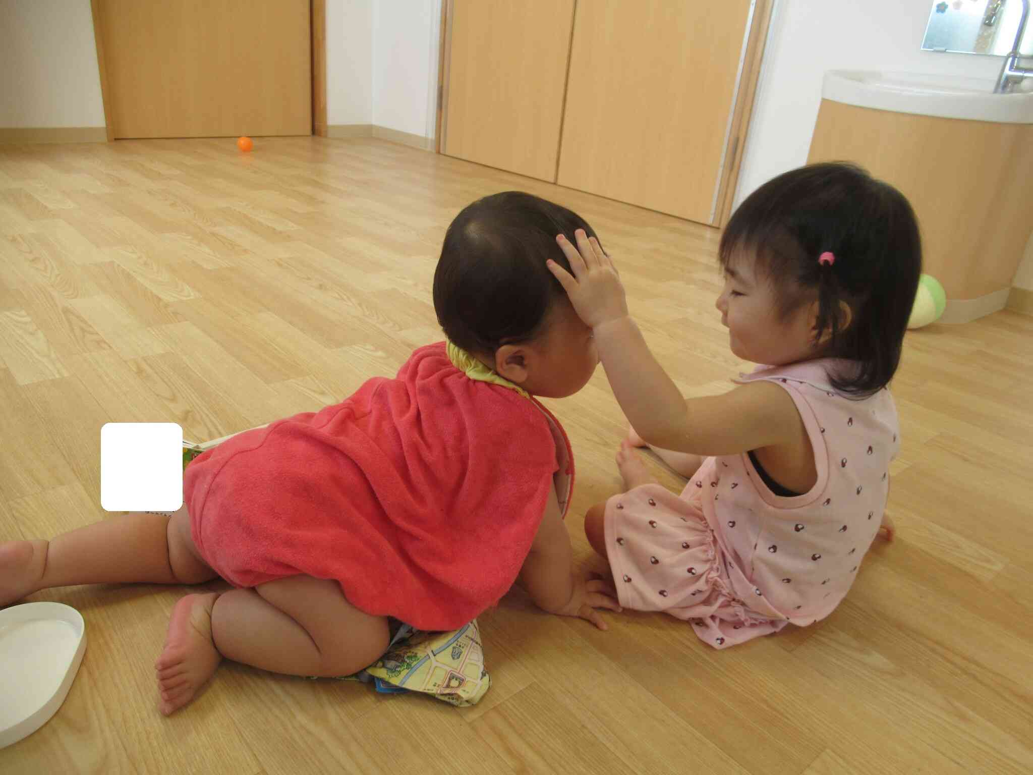 仲良し（0歳児）
