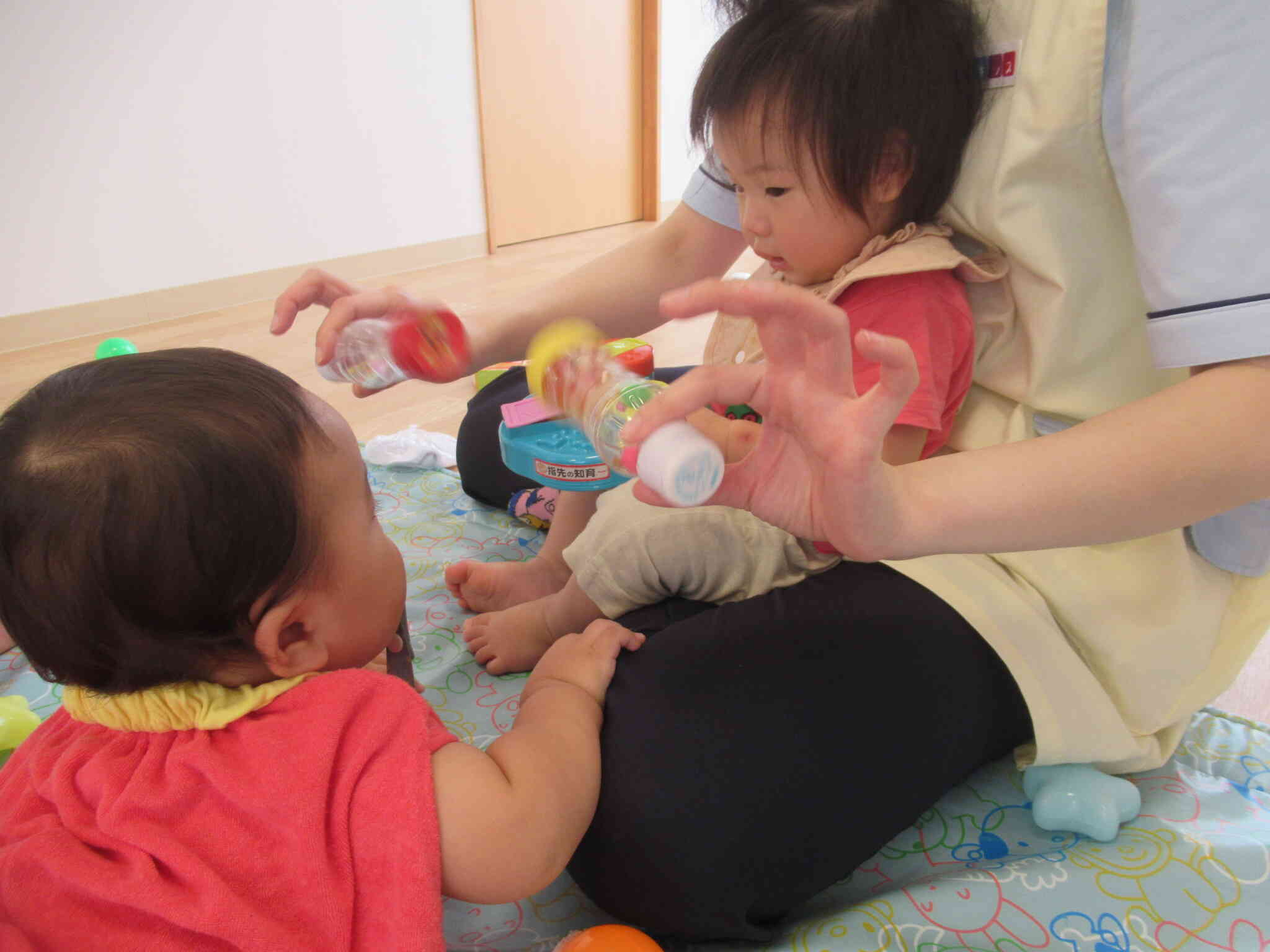 先生が持っているおもちゃにも興味を持っています