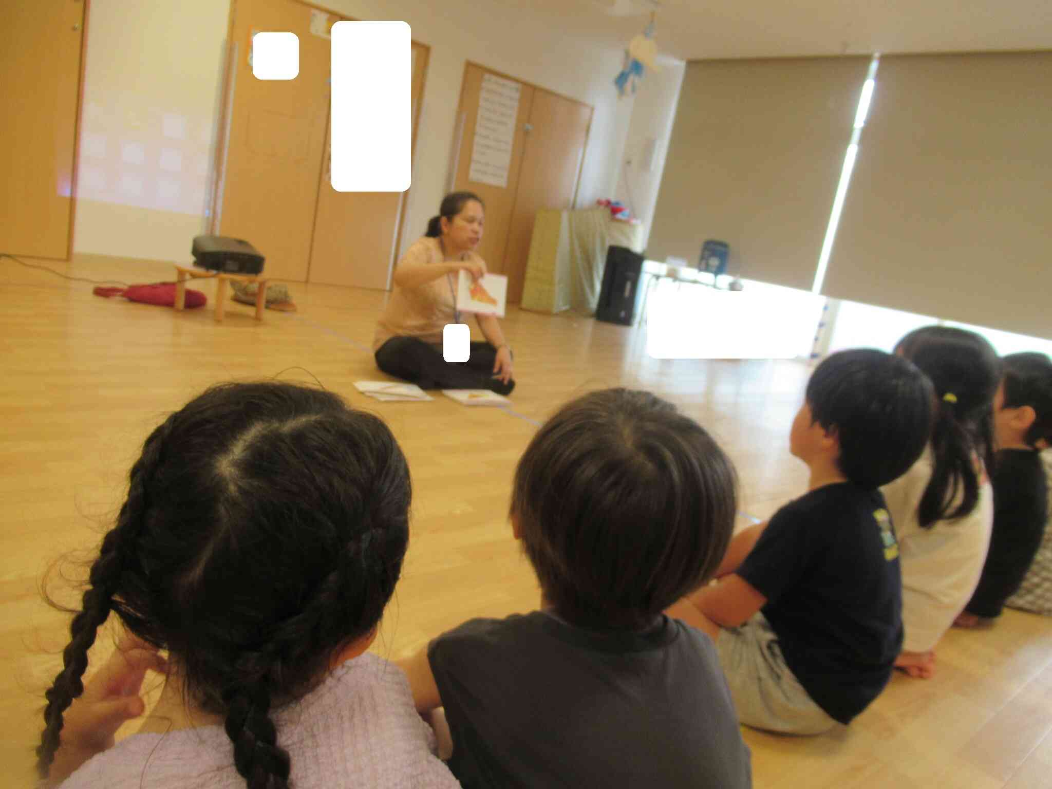 ピザやハンバーガーなど知っているものも多く、集中して聞いている様子でした