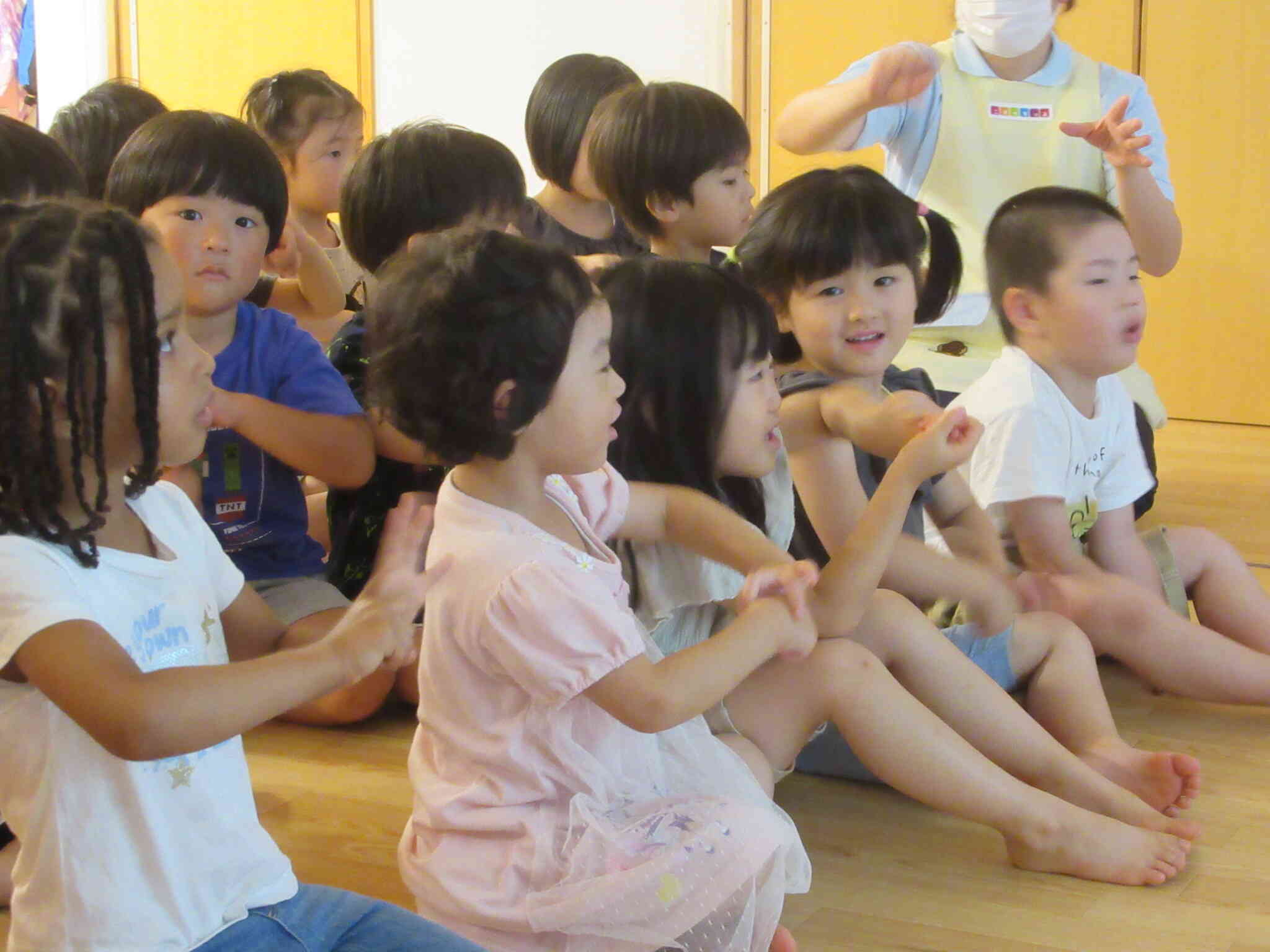 「手洗いのお歌を歌って練習中」