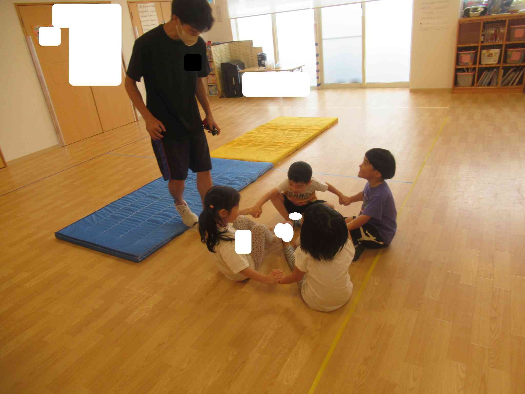 かけっこをして、先生に言われた数字の数のお友達と輪になります。「４だよ」と言われると移送で近くのお友達に声を掛けて手を繋いでいました。