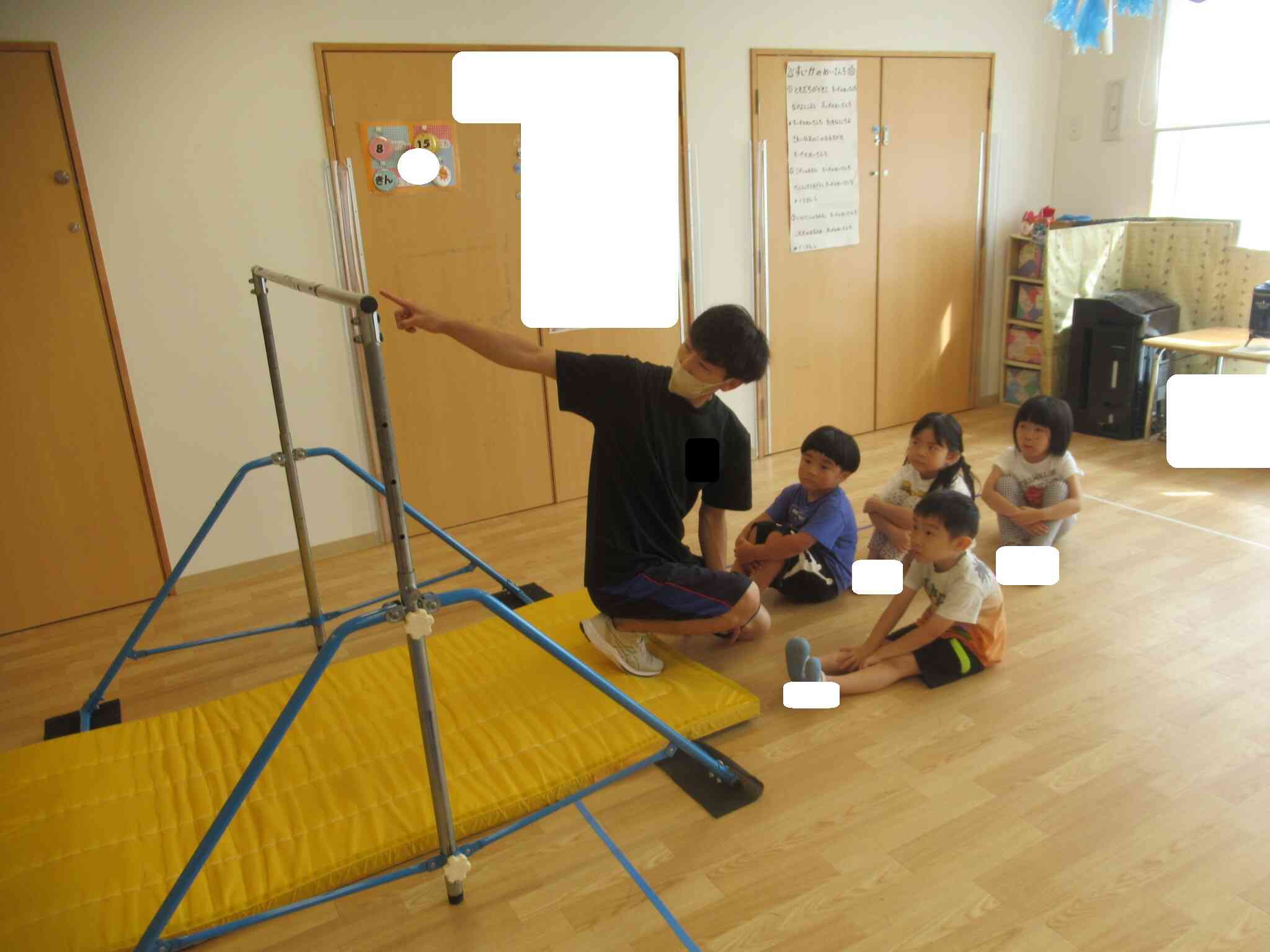 鉄棒で気を付けることを教えてもらいました。みんなしっかりと聞いていました。