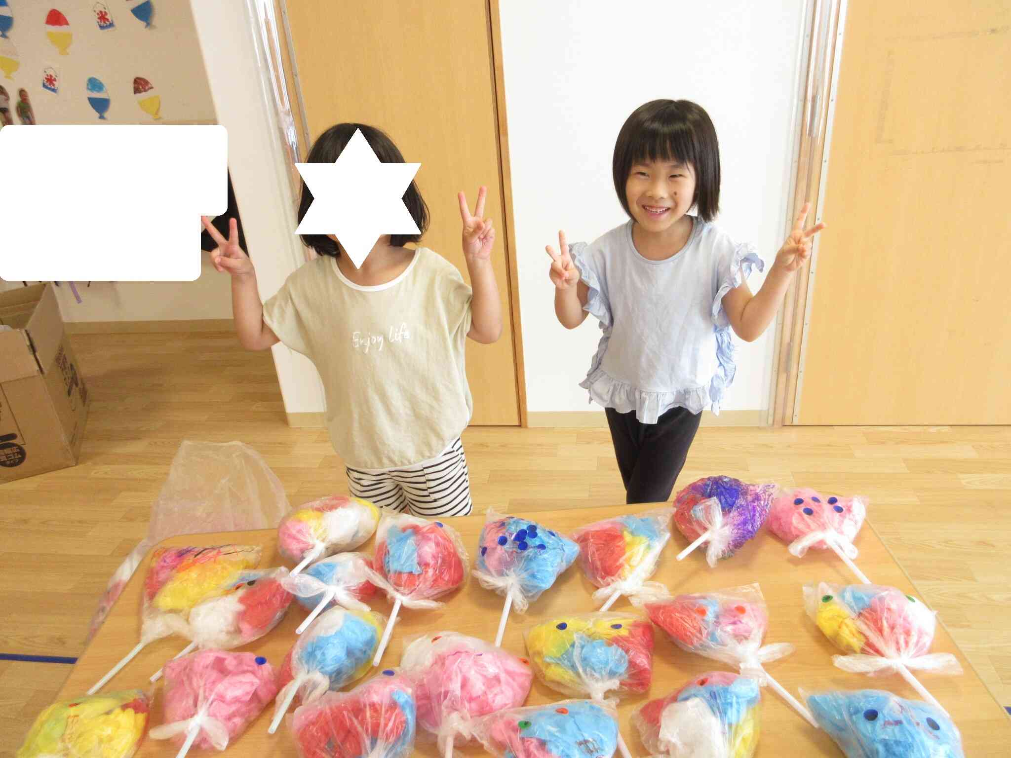 わたあめコーナーのお友達。カラフルなわたあめ、いろいろな種類があってどれにしようか悩んでしまいます…