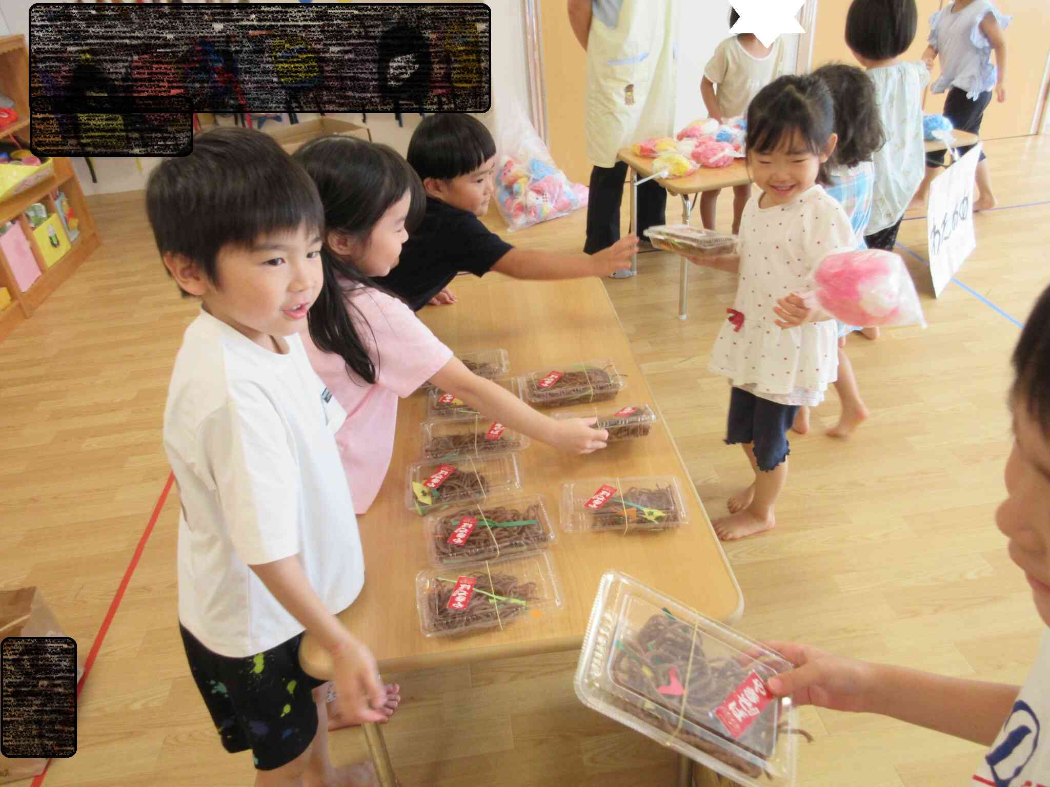 3歳児のお友達がお客さん役をやってくれました。綿あめに焼きそばに本物のお祭りみたいでニコニコでした。