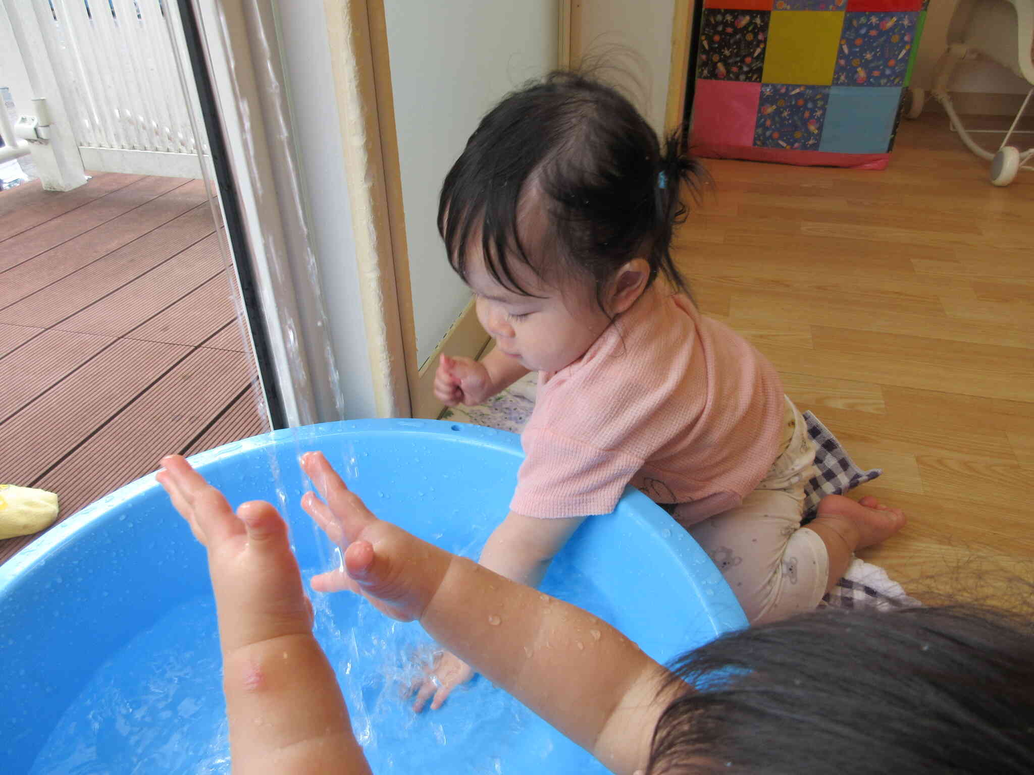 「お水チャプチャプするの楽しいなぁ」