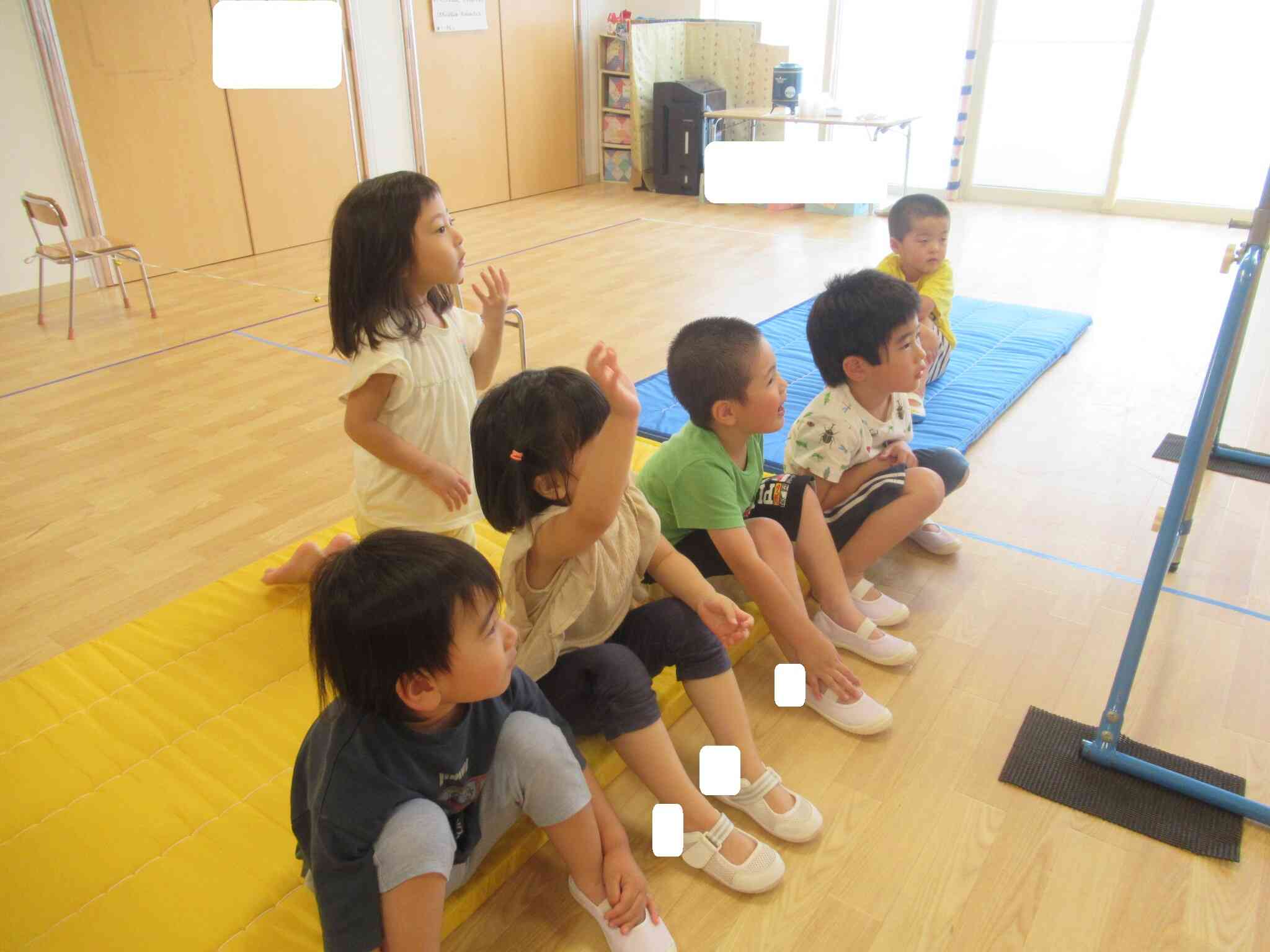 鉄棒の約束事を教えてもらいました。先生のお手本も見て、やる気十分