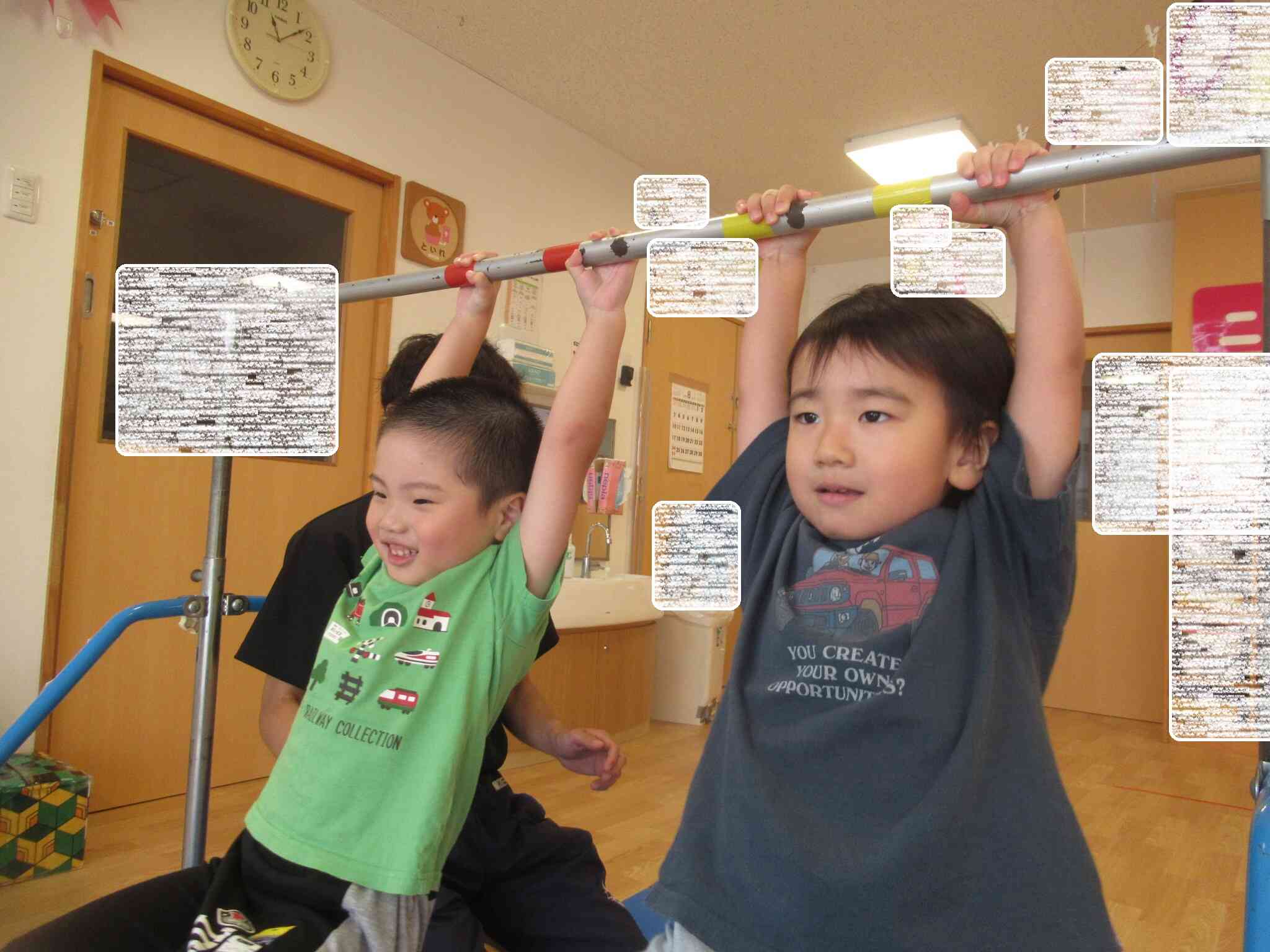鉄棒にぶら下がってみました…手に力を入れて楽しんでいました