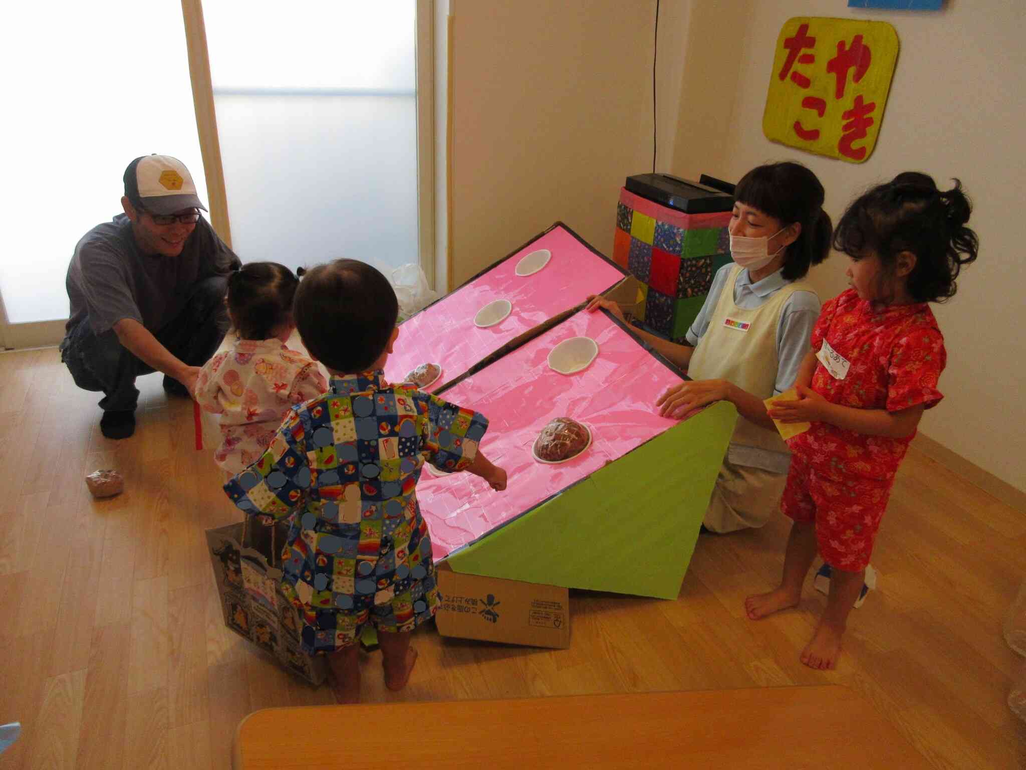 たこ焼きボールを入れるゲームに挑戦…上手く入れられるとみんな嬉しそうでした