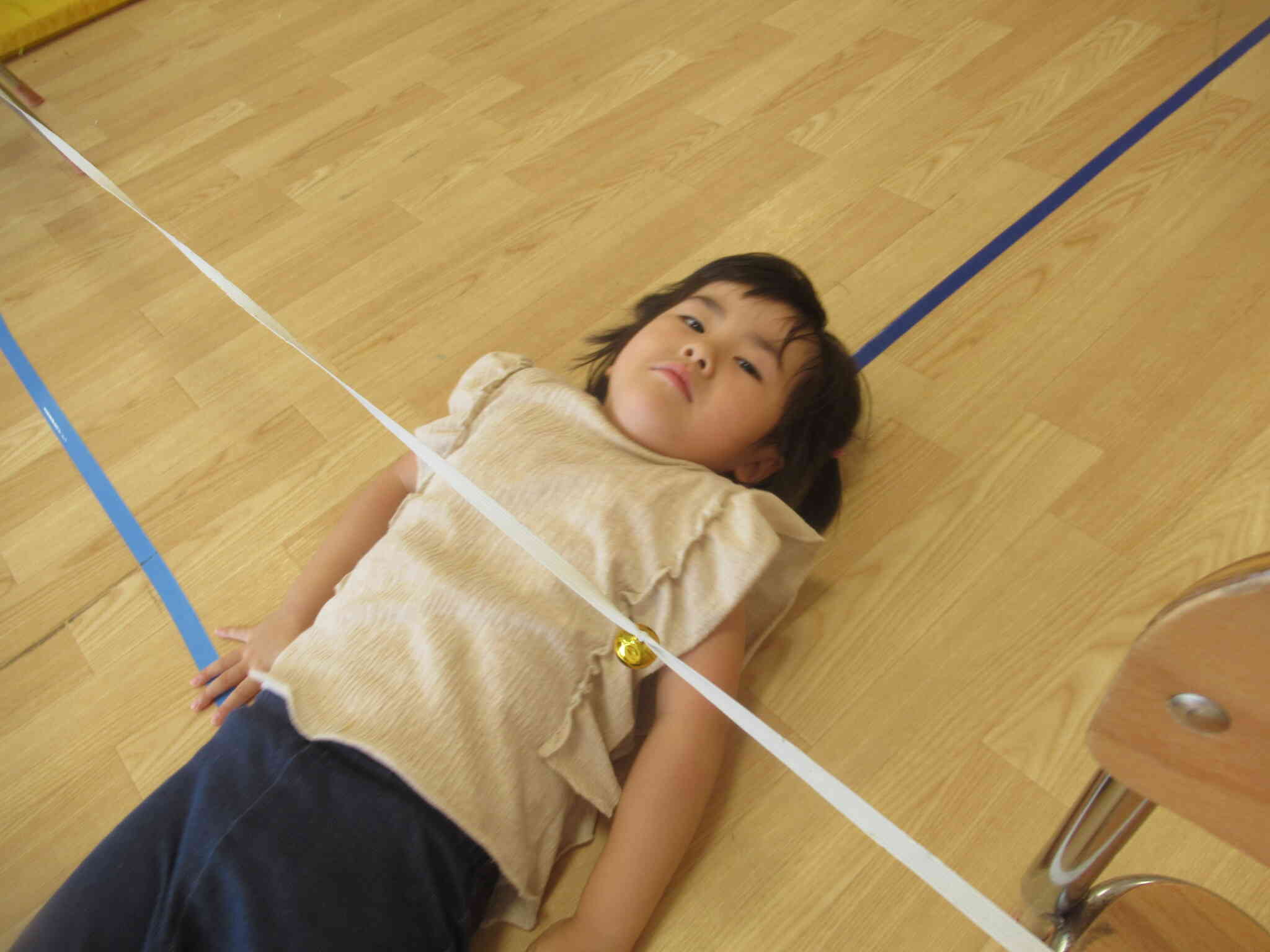 鉄棒の反対側では、ゴムの下をくぐるコーナーがありました。ゴムに付いている鈴の音が鳴らないようにみんな工夫しながら通っていました