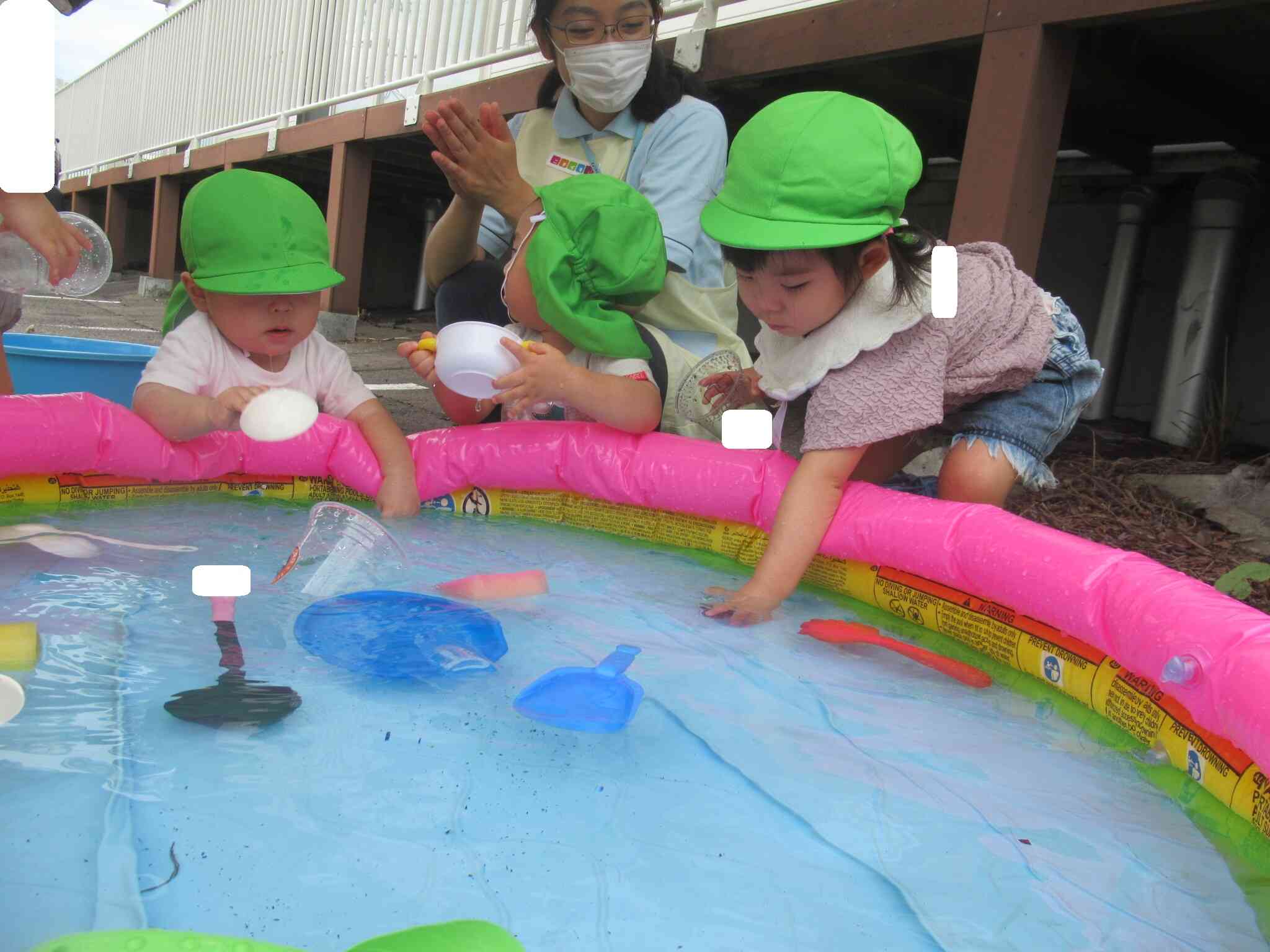思い思いの容器で水をすくって…プールの外へ流したり、お腹にかけたり…全身で遊びを楽しんでいます