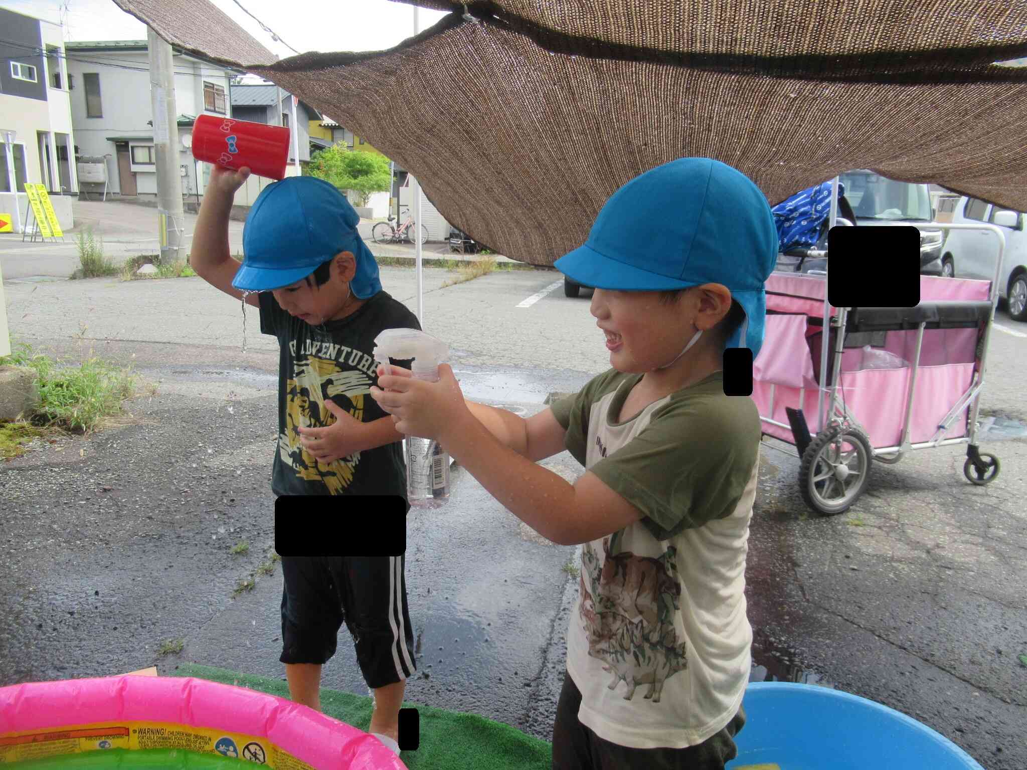 お水を頭にかけたり、スプレーで霧吹きを楽しんだりと全身で水遊びを楽しんでいます。